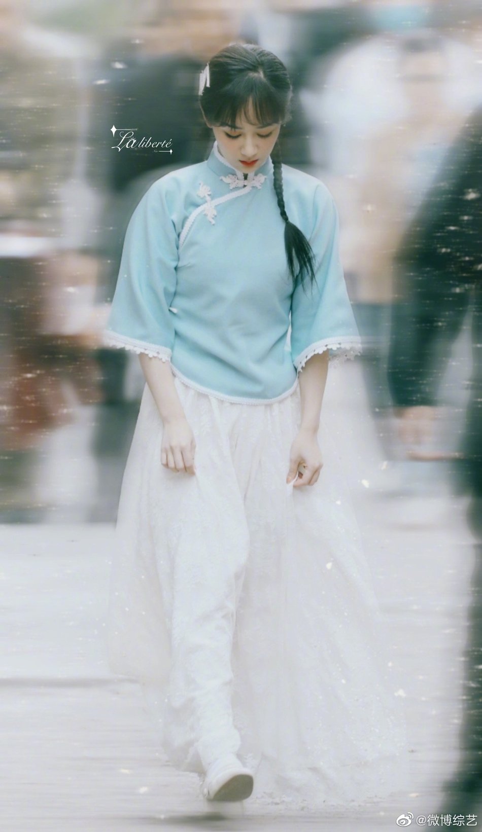 杨紫民国风麻花辫造型少女感满满走路微提裙摆优雅有气质
