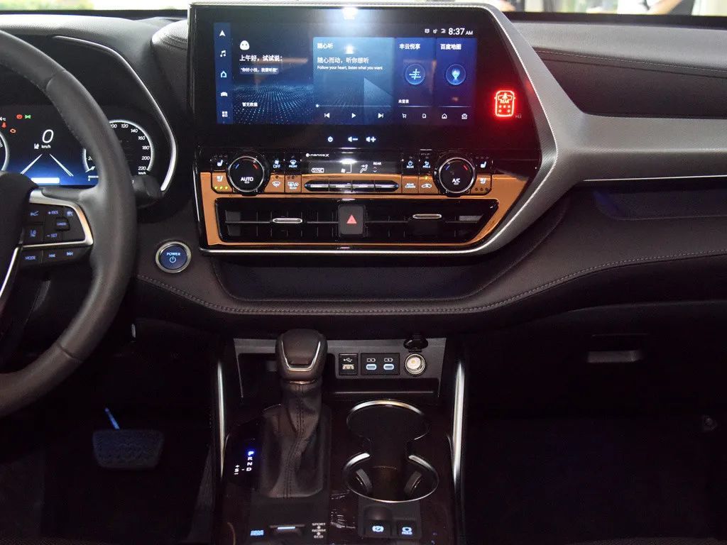 全新一代汉兰达的内饰与现款车型也有着明显的差异化,尤其是中控台上