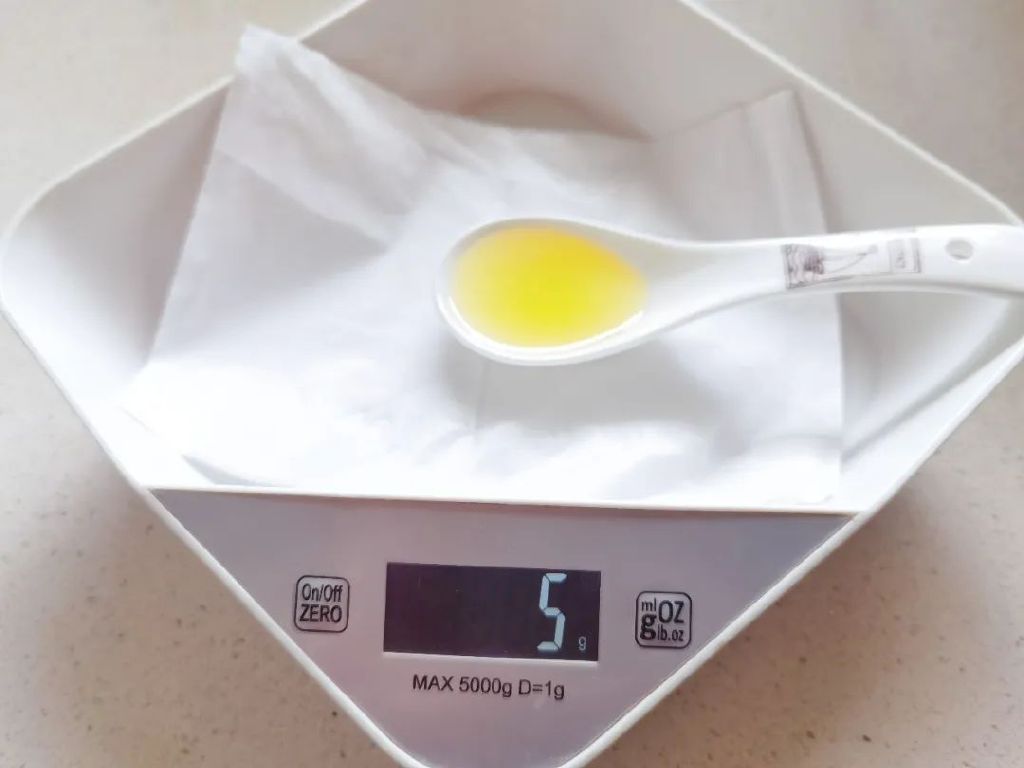 像咱们家庭日常用的瓷勺子,一勺大概是5克.什么概念呢?