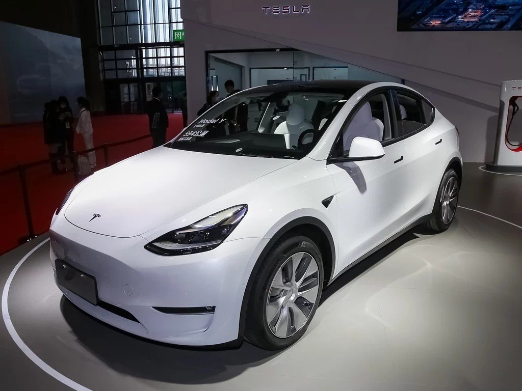 此前在1月6日,国产特斯拉车型全系降价,其中model y起售价降至25.