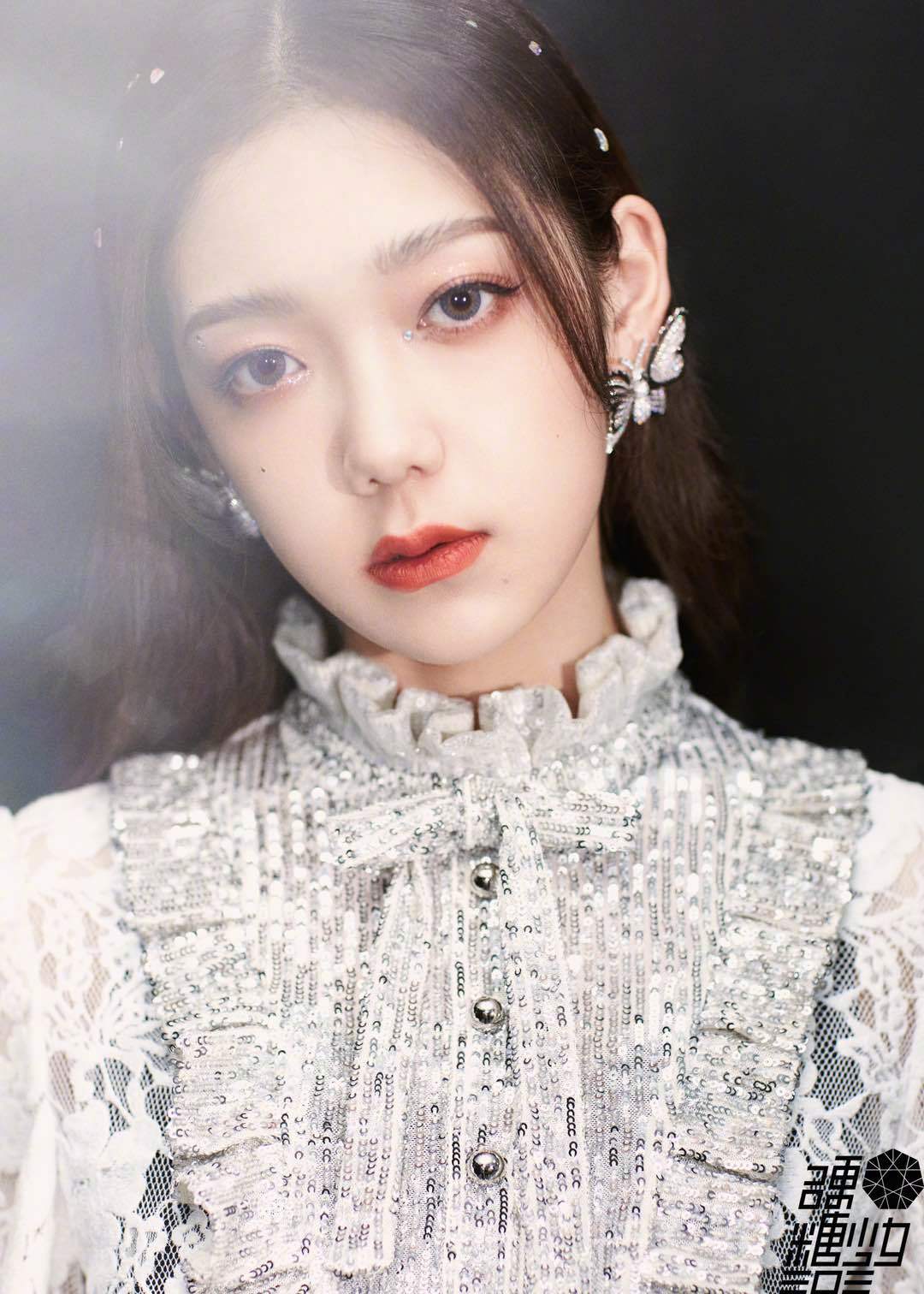 希林娜依高一身通透复古蕾丝裙精雕细琢的花朵图案叠加立领碎钻