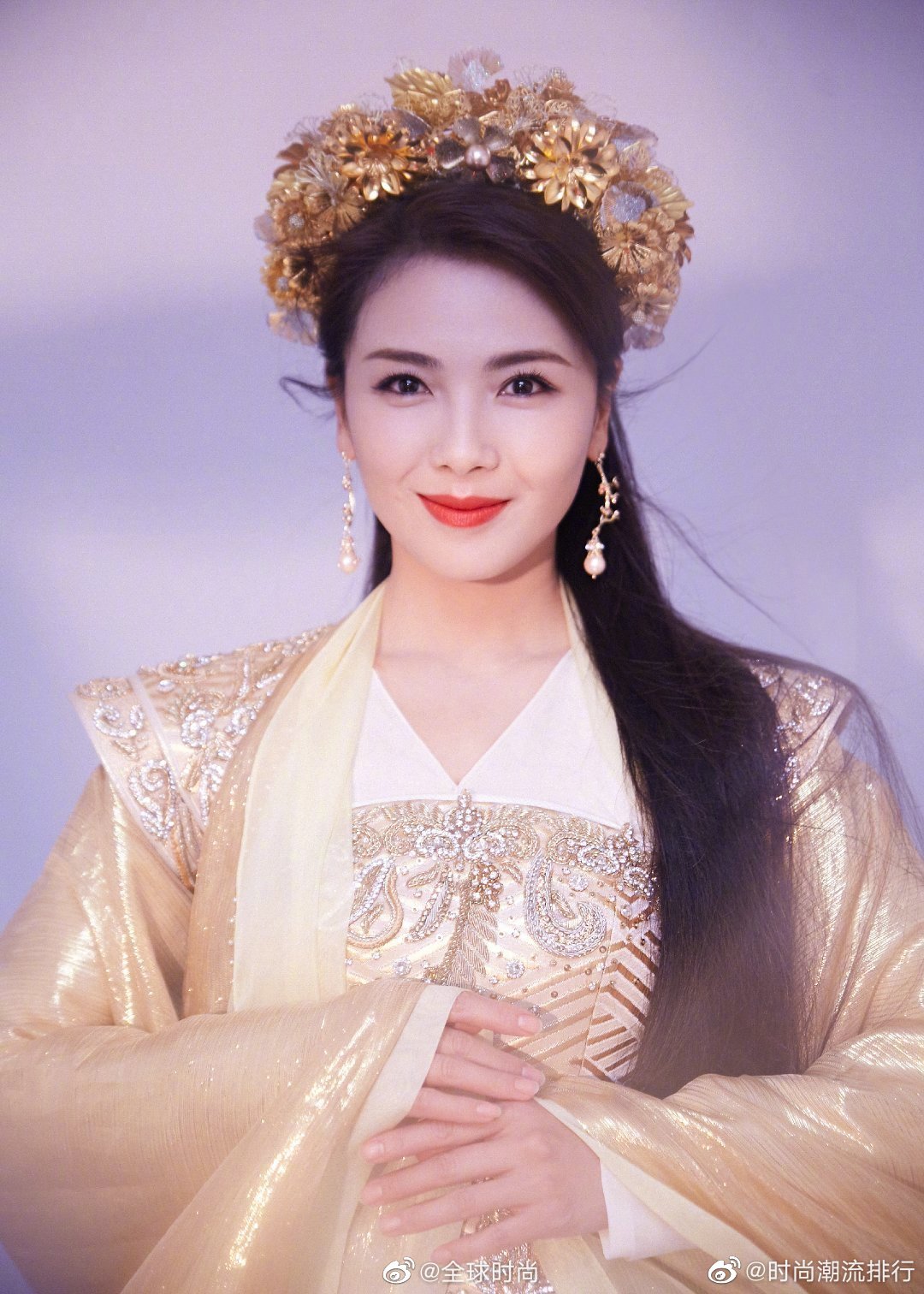 刘涛身着鎏金长纱裙,头戴金色花冠,化身为花神,雍容华贵……_高清图集