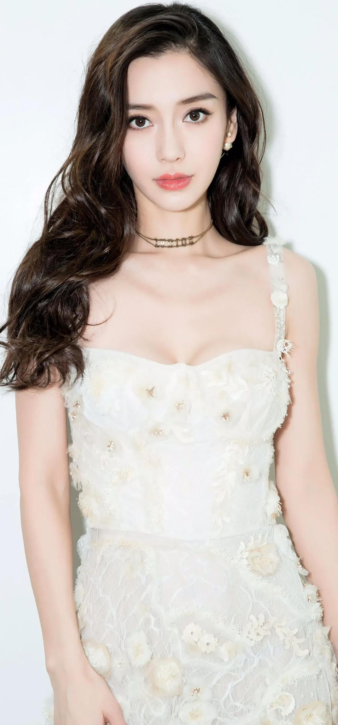 Angelababy 杨颖高清壁纸,吊带立体花朵裙穿搭仙气飘飘性感迷人的感觉__财经头条
