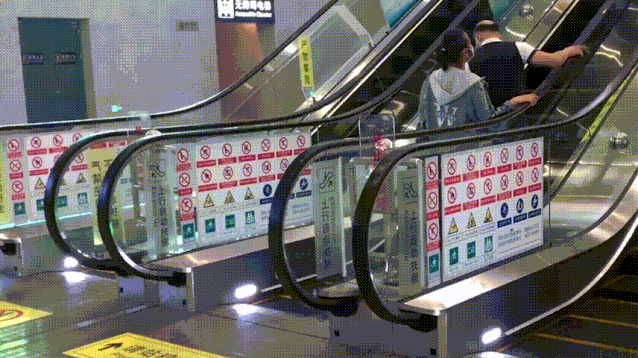 柳州火车站扶梯上,中年妇女后仰摔倒,此时一道身影冲了过去……休闲区蓝鸢梦想 - Www.slyday.coM 柳州火车站扶梯上,中年妇女后仰摔倒,此时一道身影冲了过去……休闲区蓝鸢梦想 - Www.slyday.coM