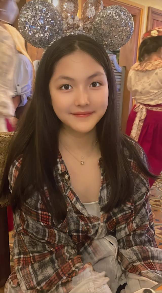 网曝李湘在英国陪孩子读书，账号晒看音乐剧照片，生活惬意不愁钱休闲区蓝鸢梦想 - Www.slyday.coM