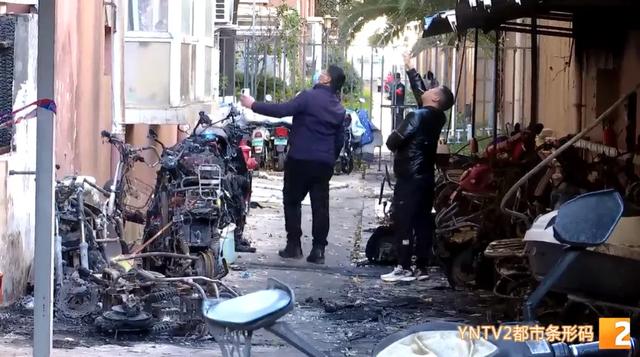 冒烟起火!有爆炸声!昆明一小区电动车爆燃,近30辆车烧成铁架休闲区蓝鸢梦想 - Www.slyday.coM 冒烟起火!有爆炸声!昆明一小区电动车爆燃,近30辆车烧成铁架休闲区蓝鸢梦想 - Www.slyday.coM