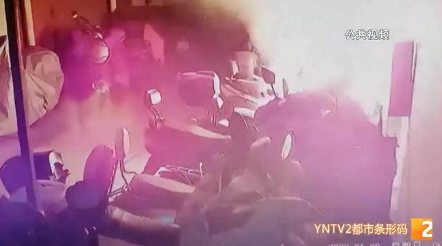 冒烟起火!有爆炸声!昆明一小区电动车爆燃,近30辆车烧成铁架休闲区蓝鸢梦想 - Www.slyday.coM 冒烟起火!有爆炸声!昆明一小区电动车爆燃,近30辆车烧成铁架休闲区蓝鸢梦想 - Www.slyday.coM