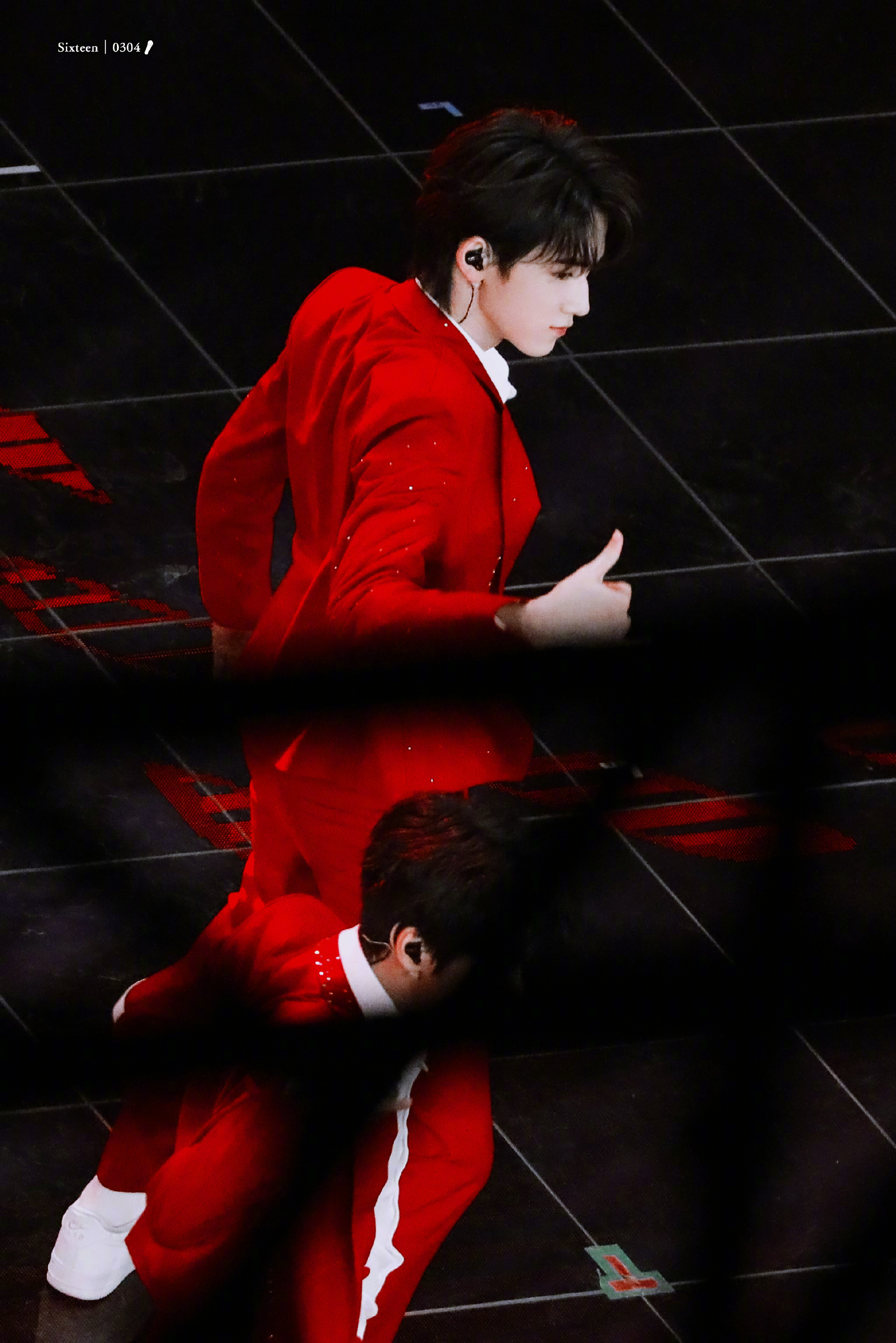 宋亚轩《直通春晚》 舞台饭拍~ 一身红色西装端正又帅气