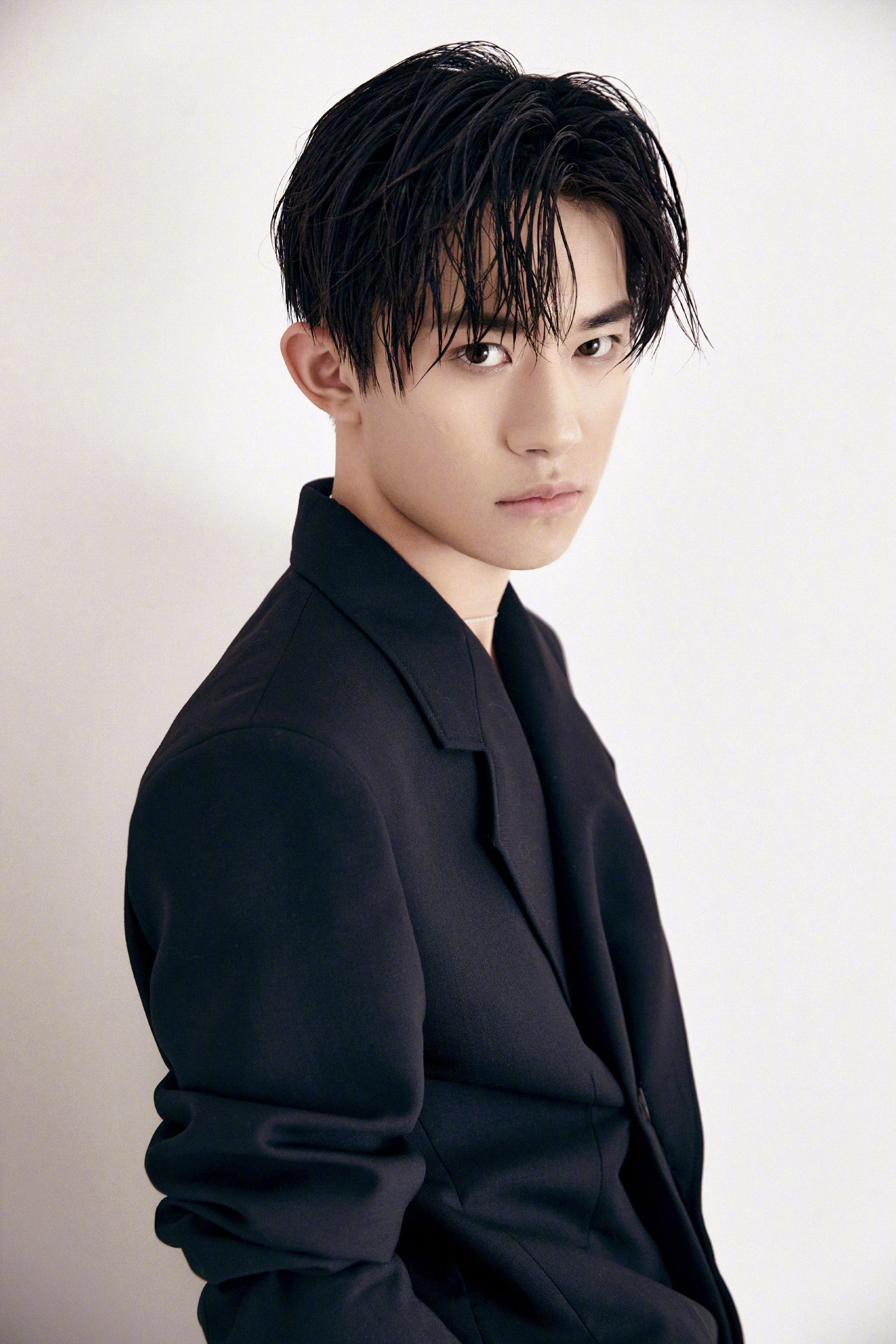 易烊千玺《少年之名》少年探索人造型look