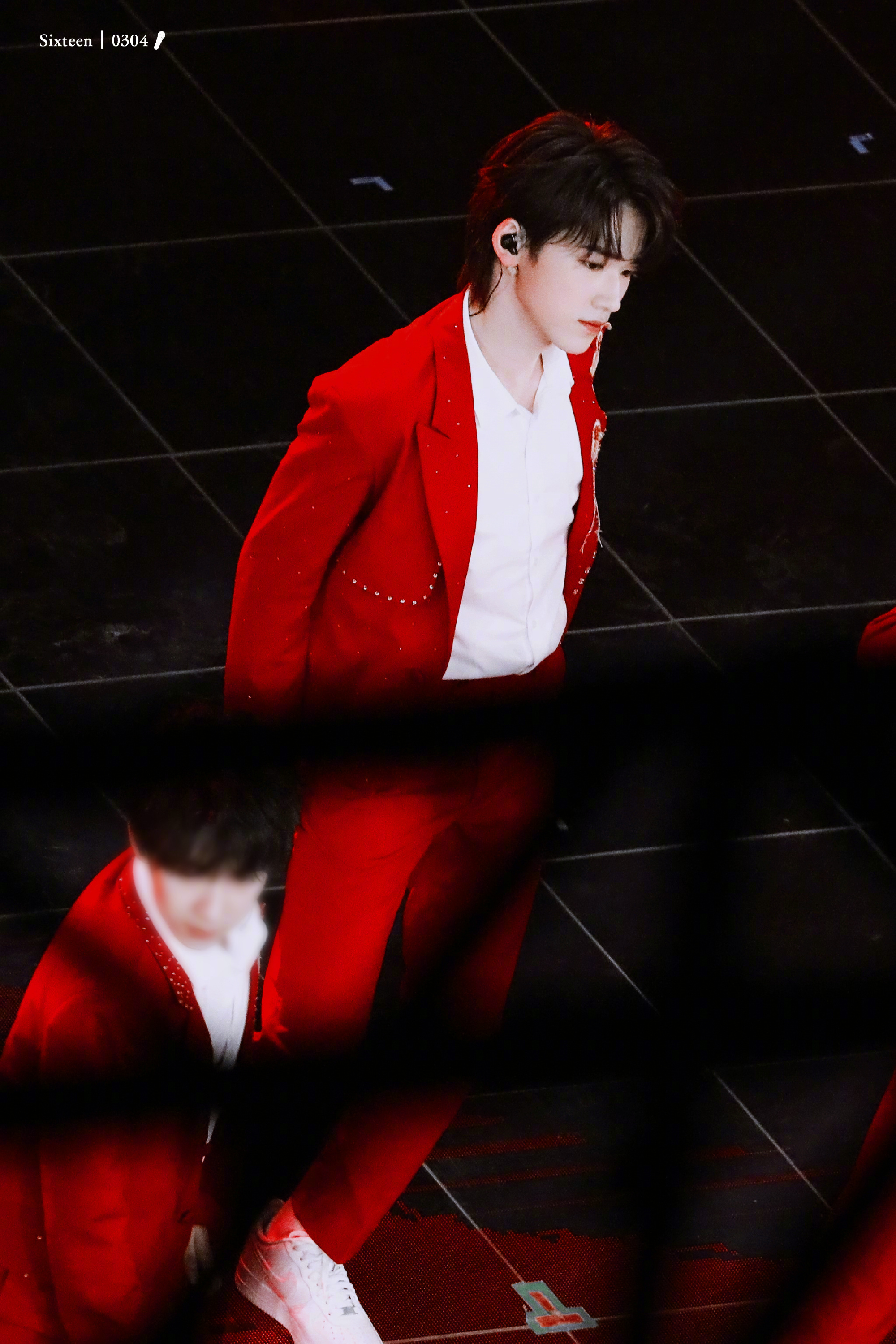 宋亚轩《直通春晚》 舞台饭拍~ 一身红色西装端正又帅气