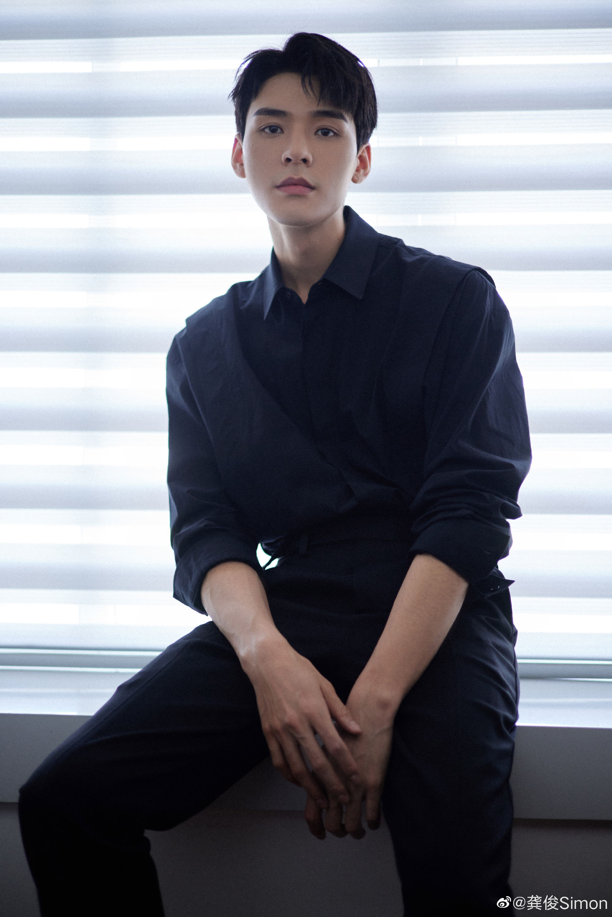 龚俊今日活动饭拍 身穿黑色衬衫的龚俊好帅!_高清图集_新浪网