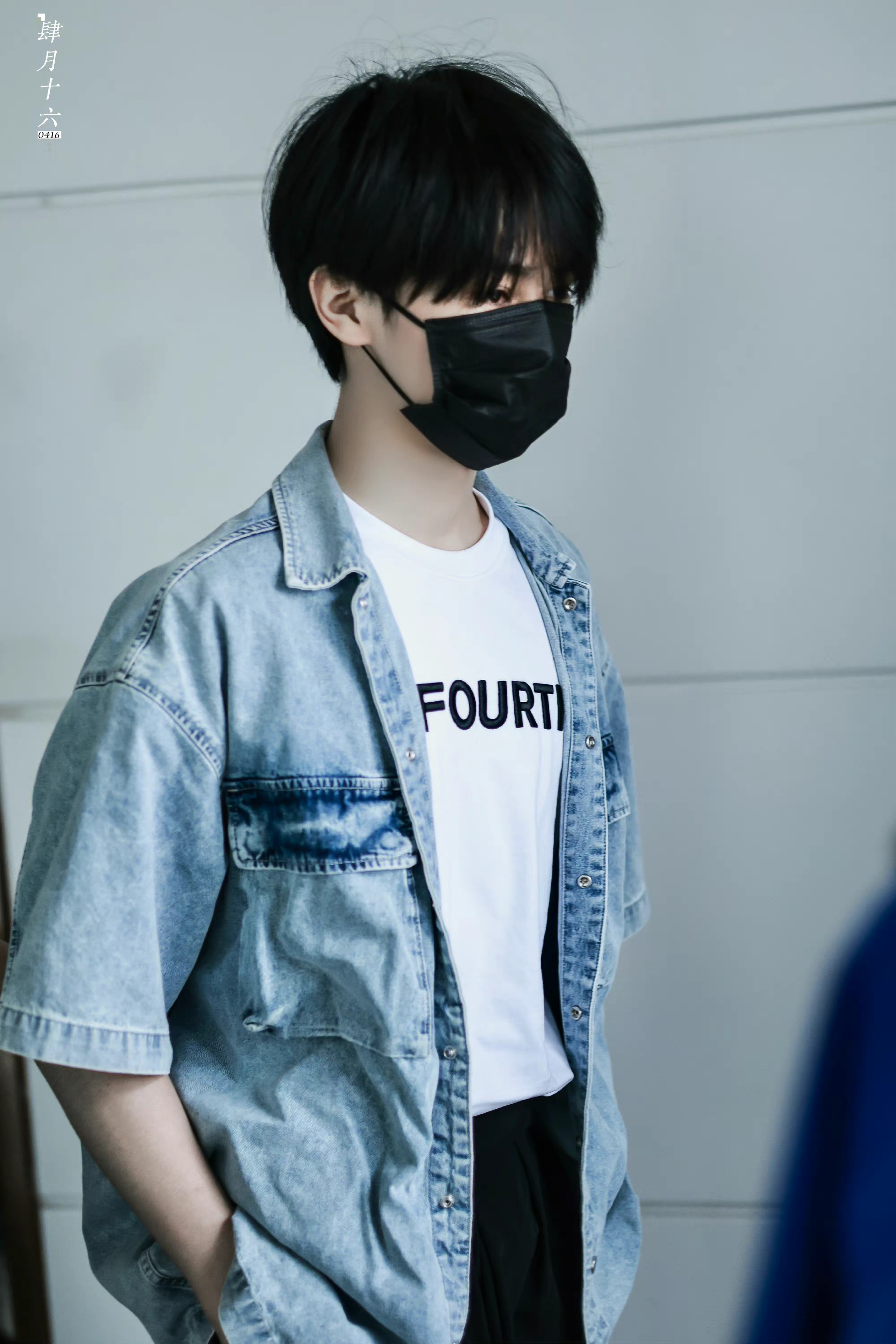 张真源今日机场饭拍牛仔外套白t恤少年感十足