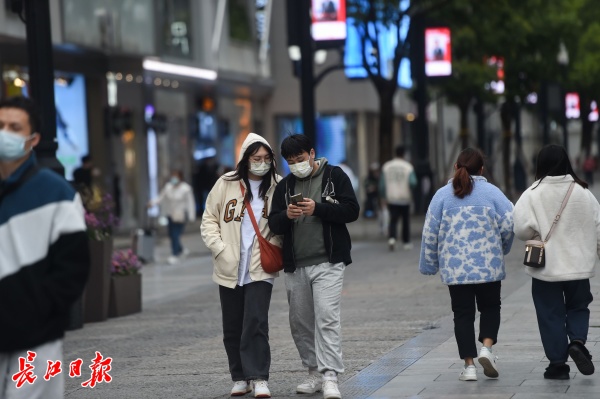 又到了不会穿衣的时候，街头短袖与棉衣同框休闲区蓝鸢梦想 - Www.slyday.coM