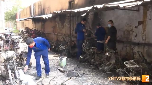 冒烟起火!有爆炸声!昆明一小区电动车爆燃,近30辆车烧成铁架休闲区蓝鸢梦想 - Www.slyday.coM 冒烟起火!有爆炸声!昆明一小区电动车爆燃,近30辆车烧成铁架休闲区蓝鸢梦想 - Www.slyday.coM