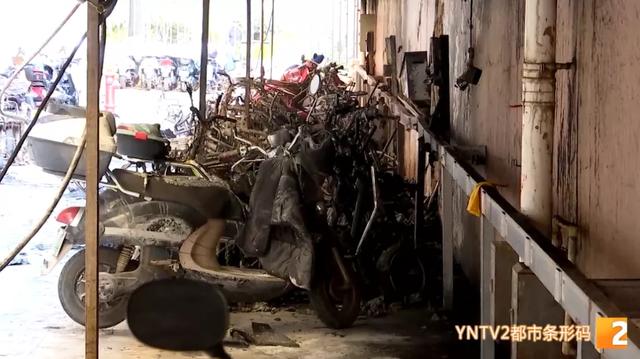 冒烟起火!有爆炸声!昆明一小区电动车爆燃,近30辆车烧成铁架休闲区蓝鸢梦想 - Www.slyday.coM 冒烟起火!有爆炸声!昆明一小区电动车爆燃,近30辆车烧成铁架休闲区蓝鸢梦想 - Www.slyday.coM