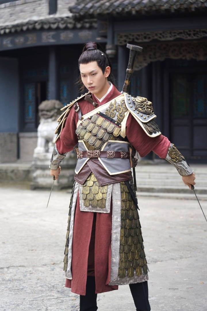 qg飞牛化身古装美男子霸气外露网友评价他是被电竞耽误的明星