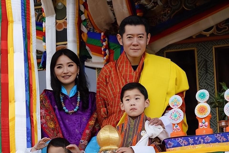 不丹王室闪耀亮相国庆!不丹王后穿紫色传统服饰好嫩,公主好惊艳