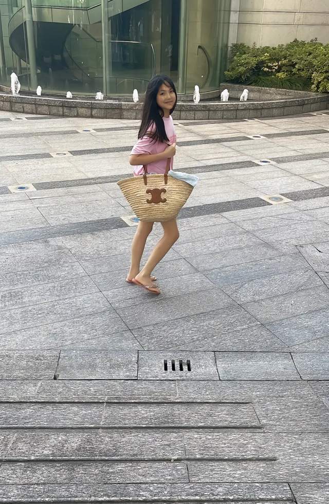 网曝李湘在英国陪孩子读书，账号晒看音乐剧照片，生活惬意不愁钱休闲区蓝鸢梦想 - Www.slyday.coM