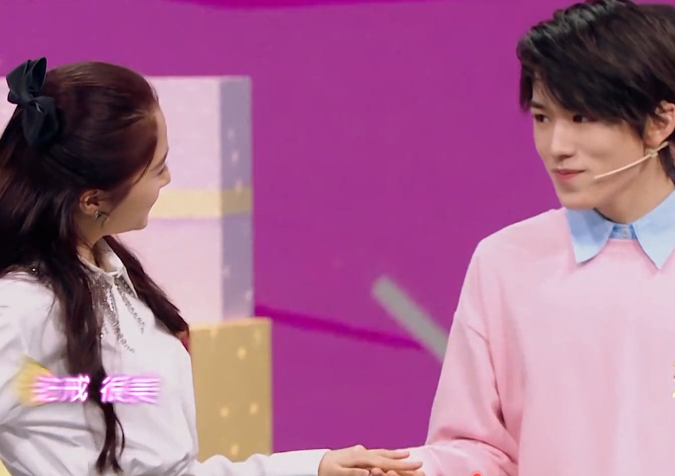 关晓彤被绊倒差点摔宋亚轩身上他下意识反应亮了没让女粉失望