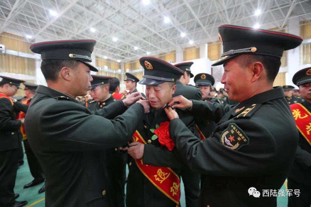 西部战区陆军老兵退役和新兵授衔都在同一天!