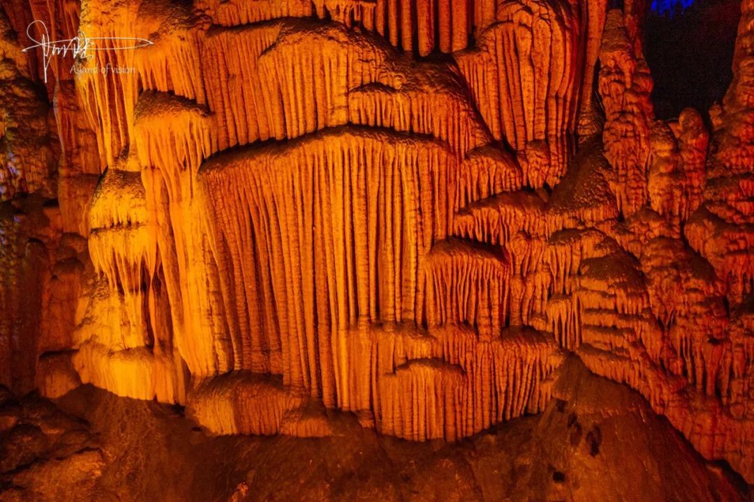 洞里的石帘,石蔓极其精美和华丽,以我的经验来说,和国内其它溶洞景区