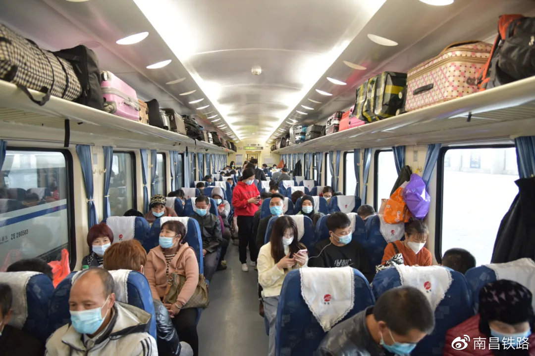 普速火车上哪里可以给手机充电?__财经头条