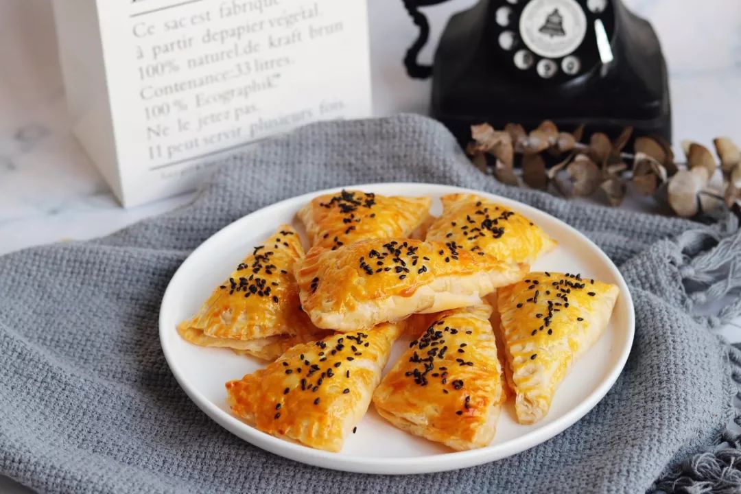 酥皮苹果派,酥脆外皮包裹香甜馅料,这一口,竟吃出了满满幸福感