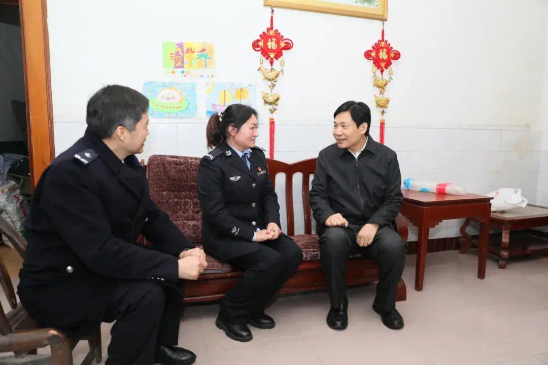 熊晓泉同志实地慰问了麻城市公安局巡特警大队,勉励民辅警继续发扬