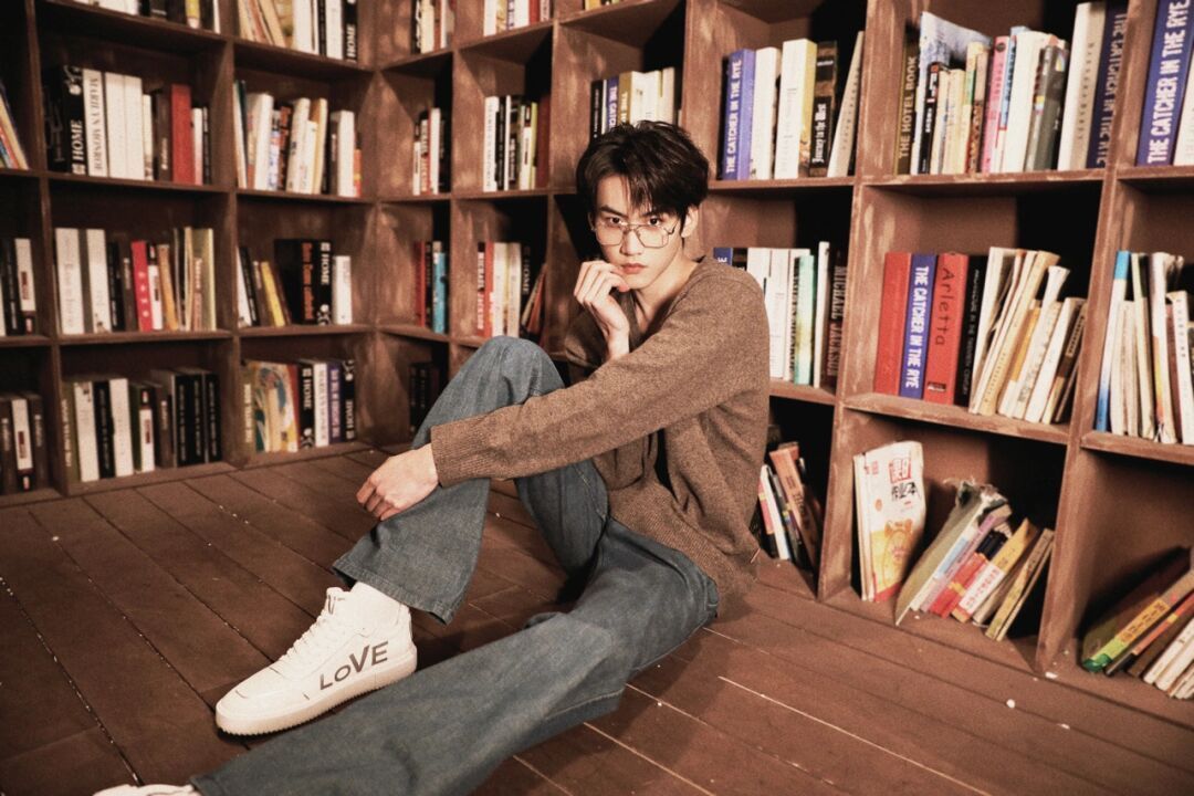 好喜欢这个文艺青年周柯宇 咖啡色v领毛衣搭配金丝眼镜……__财经头条