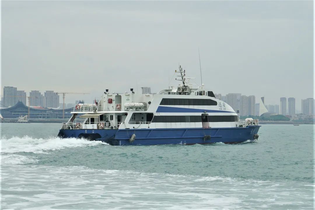 载着114名乘客向厦门驶来"金星6号"客轮也从对岸的金门出发与此同时