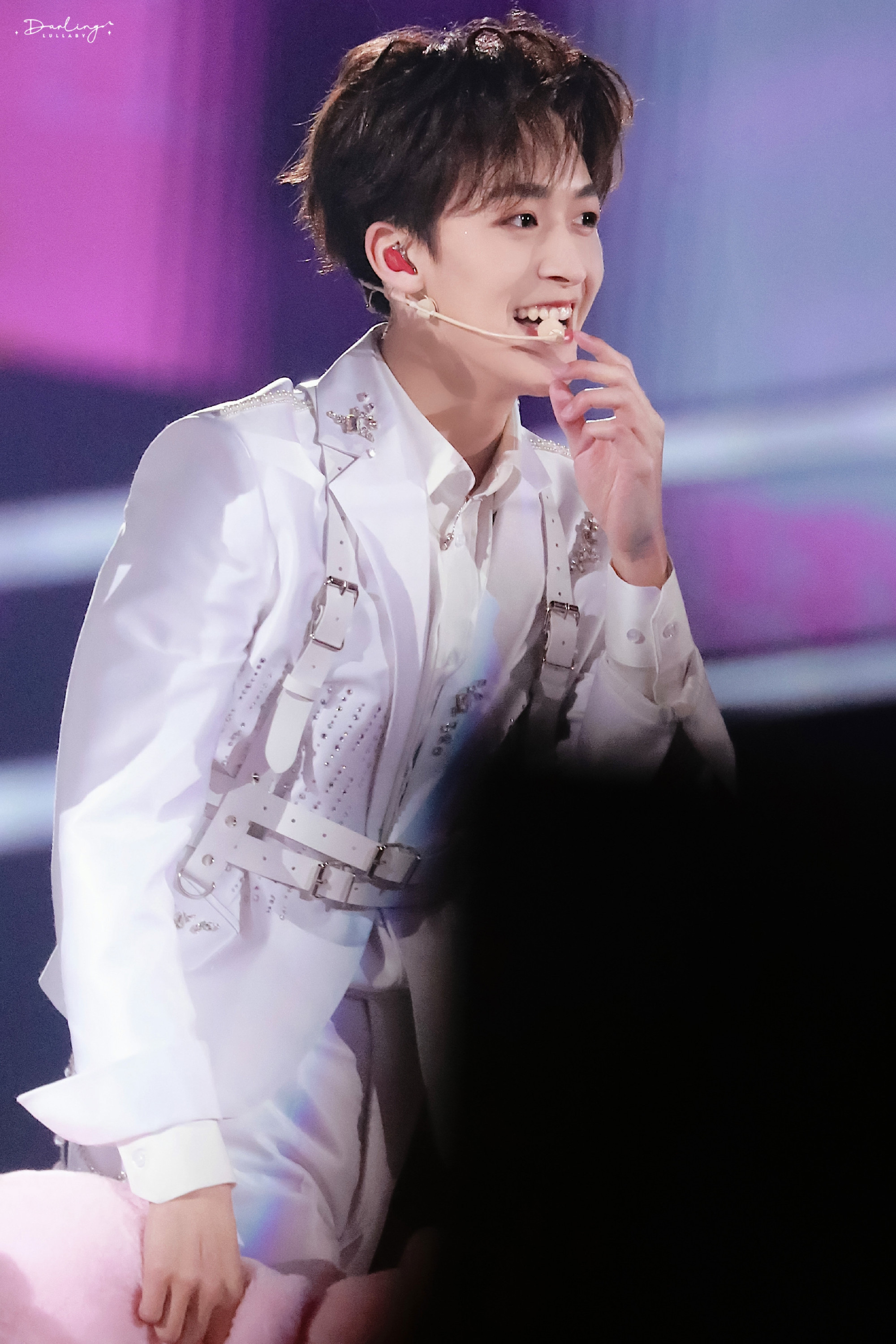 何洛洛在舞台上魅力炸场,甜酷风格切换自如_高清图集_新浪网