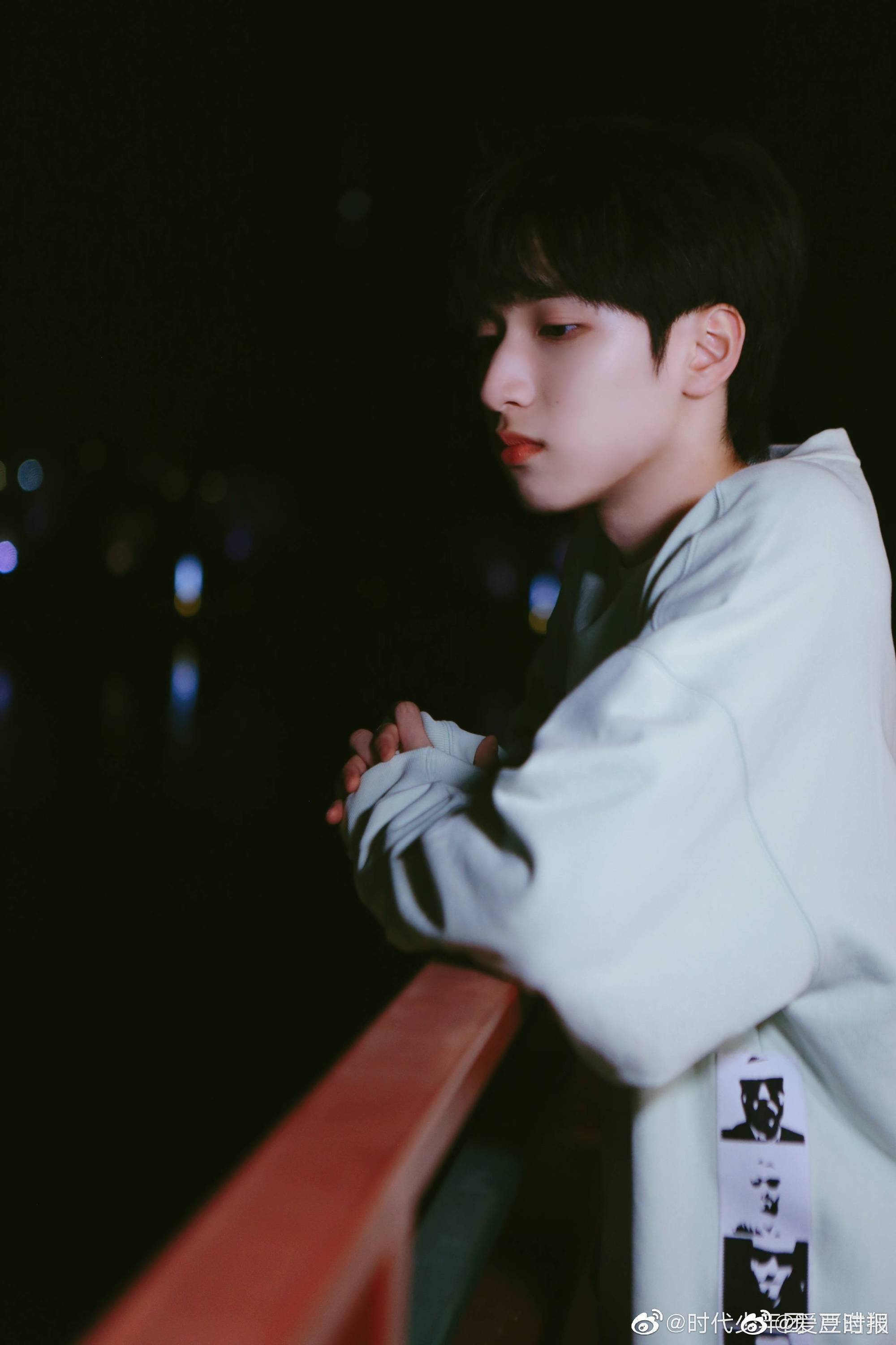 严浩翔晒最新侧颜照,侧颜真的太优越了