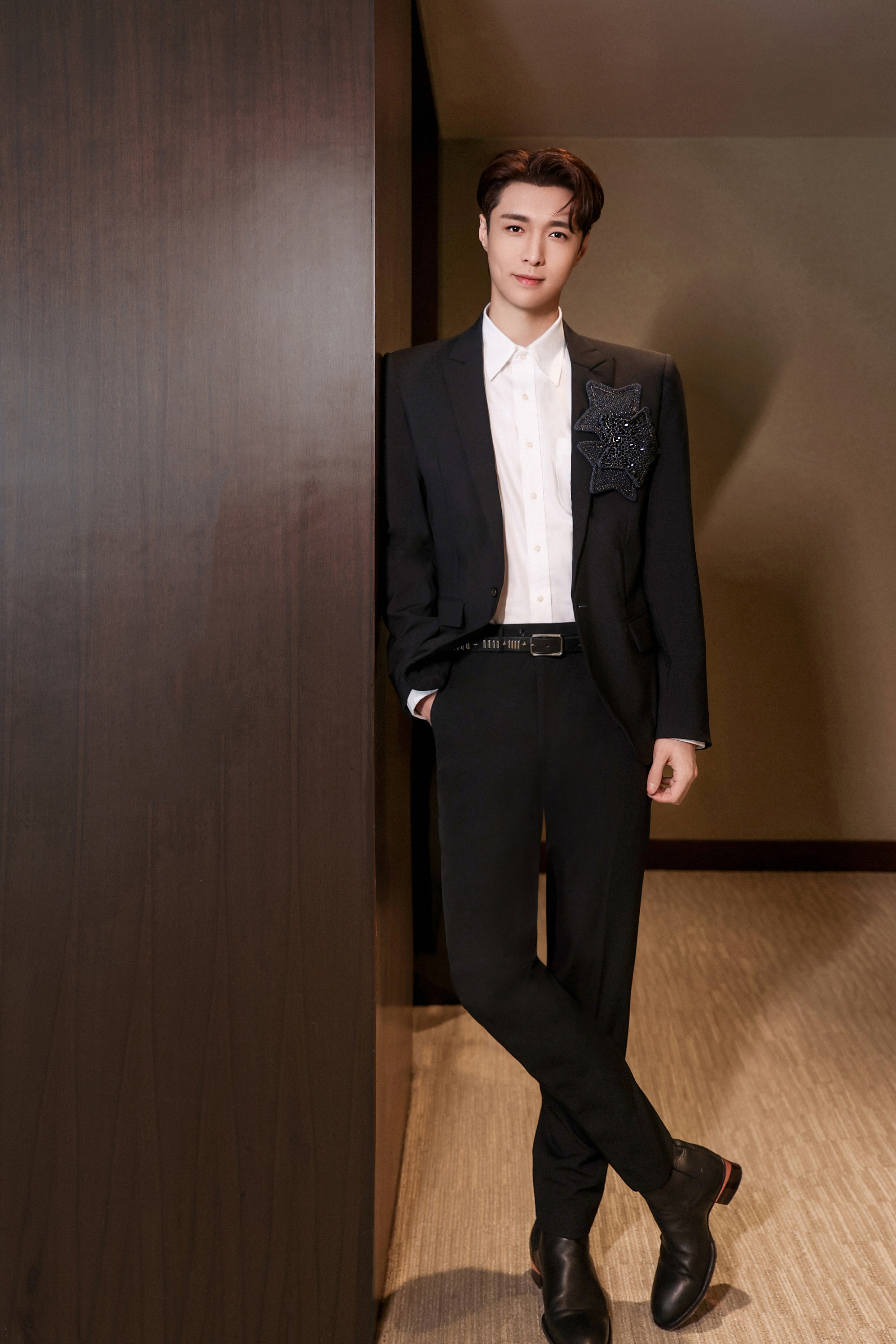 张艺兴《百年礼赞》造型黑色闪钻西装