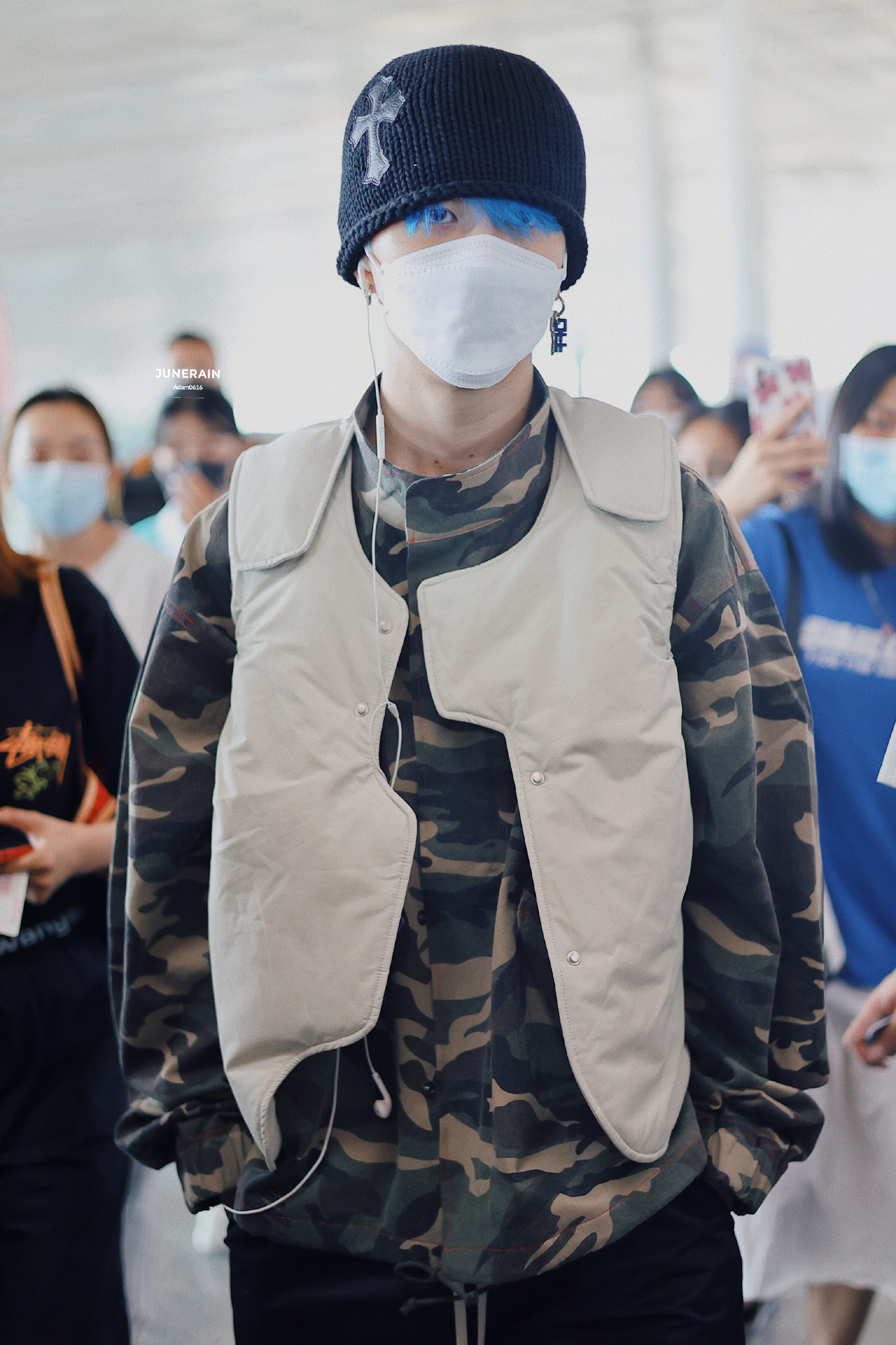 范丞丞最新机场饭拍蓝色渐变新发色爱豆丞回来啦