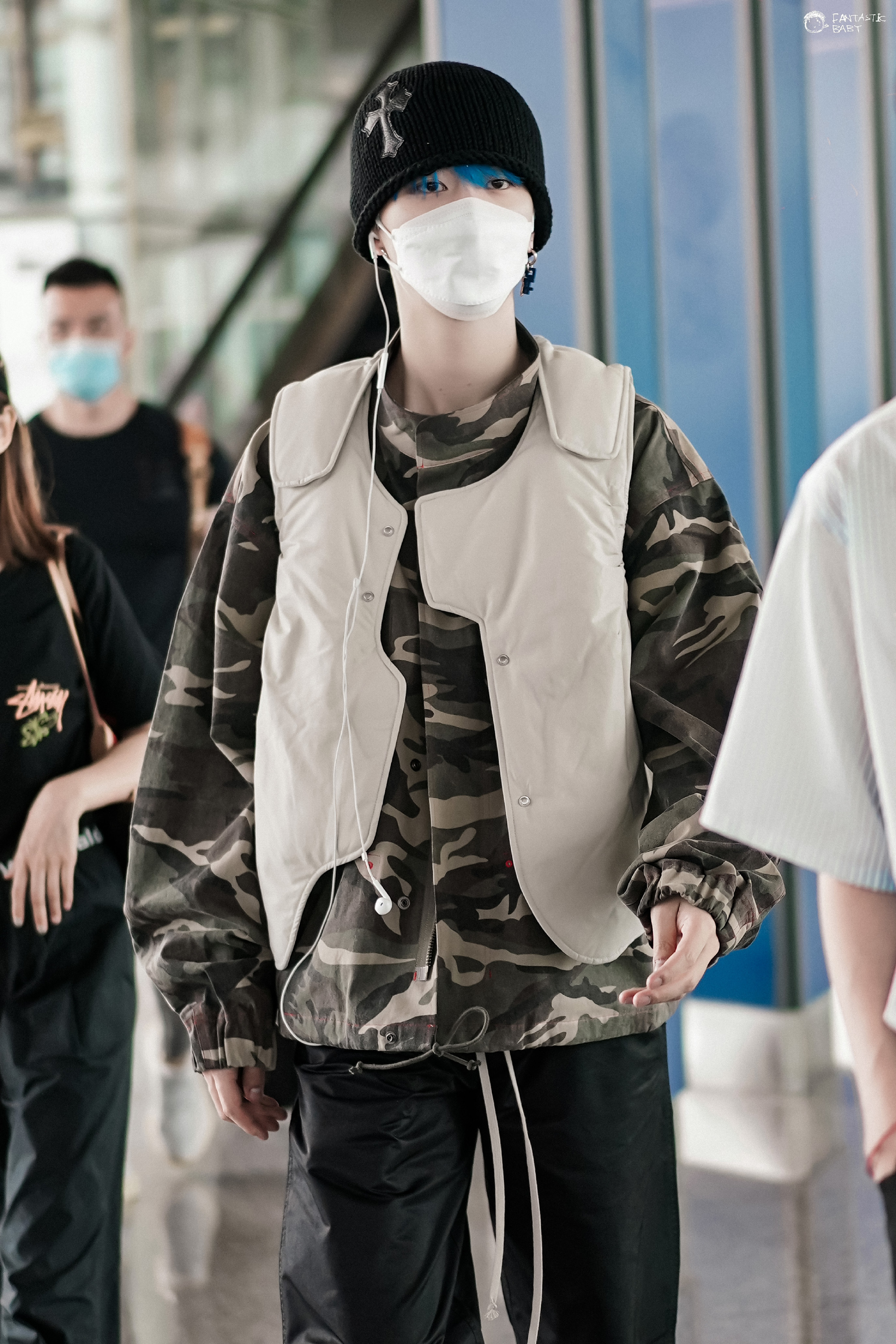 范丞丞最新机场饭拍蓝色渐变新发色爱豆丞回来啦