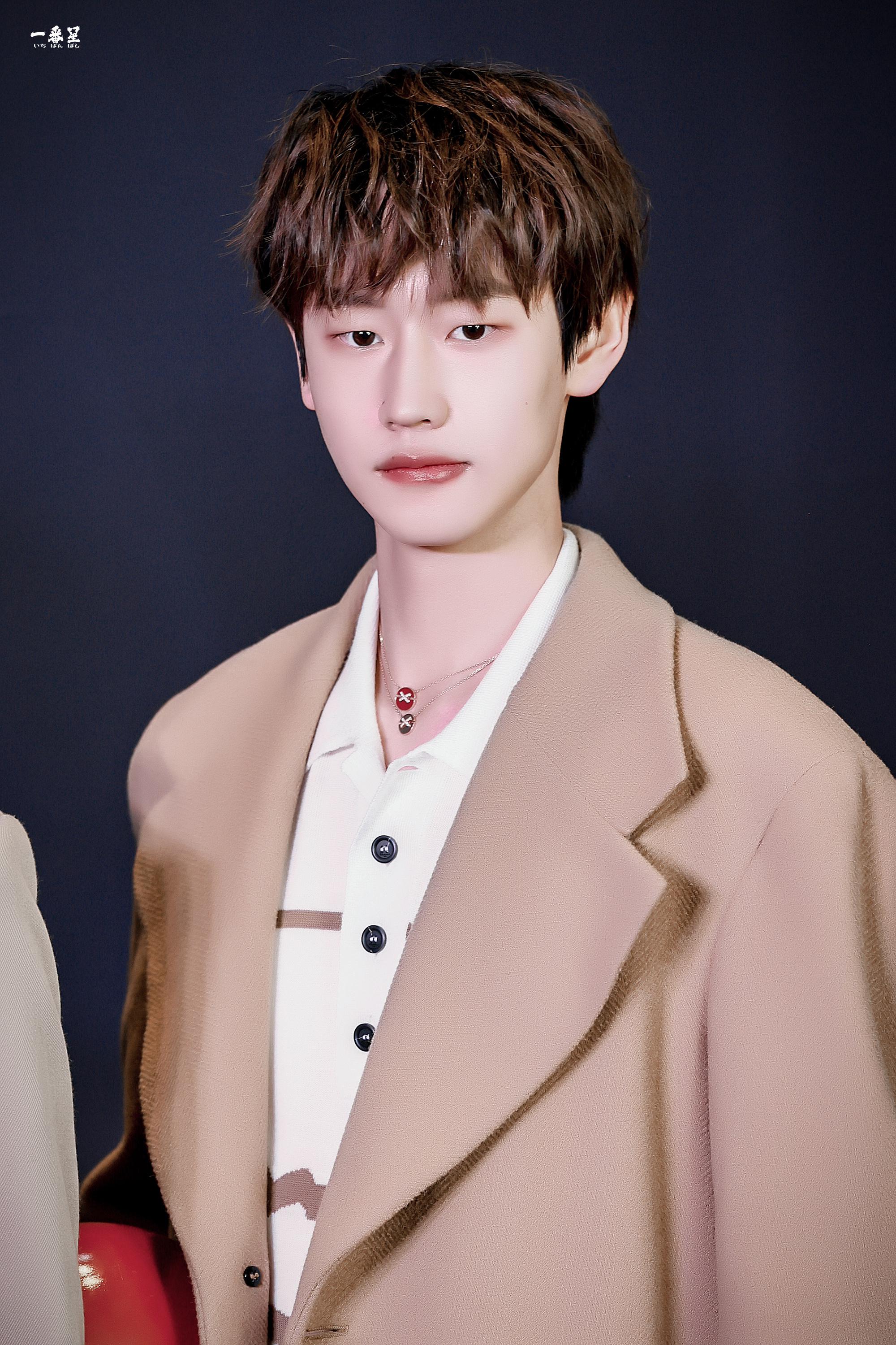 刘彰风格时尚红毯饭拍抱着小鼓的ak22岁的第一个红毯帅鸭