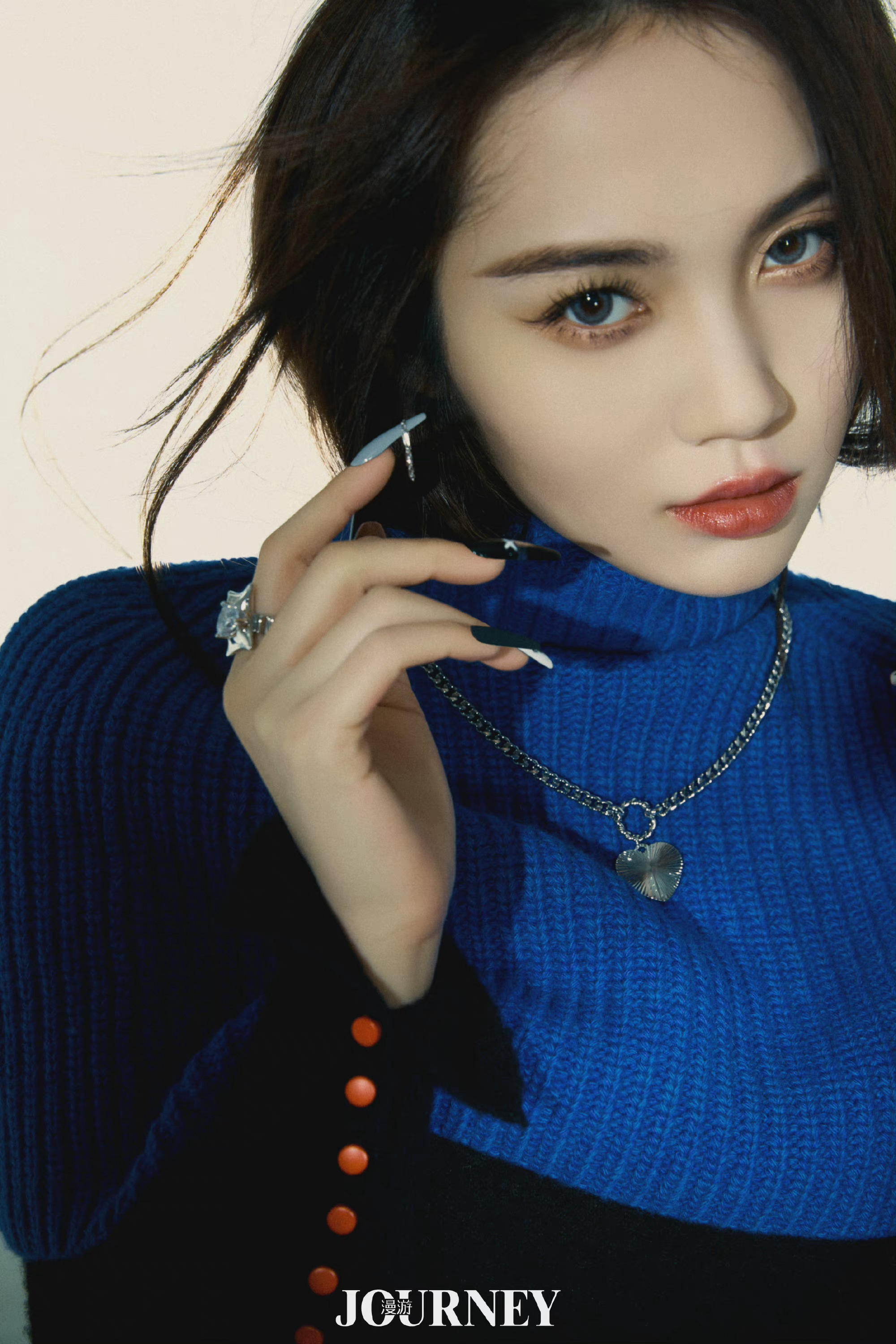 符雅凝杂志首封挑染发色酷飒十足百变风格轻松驾驭