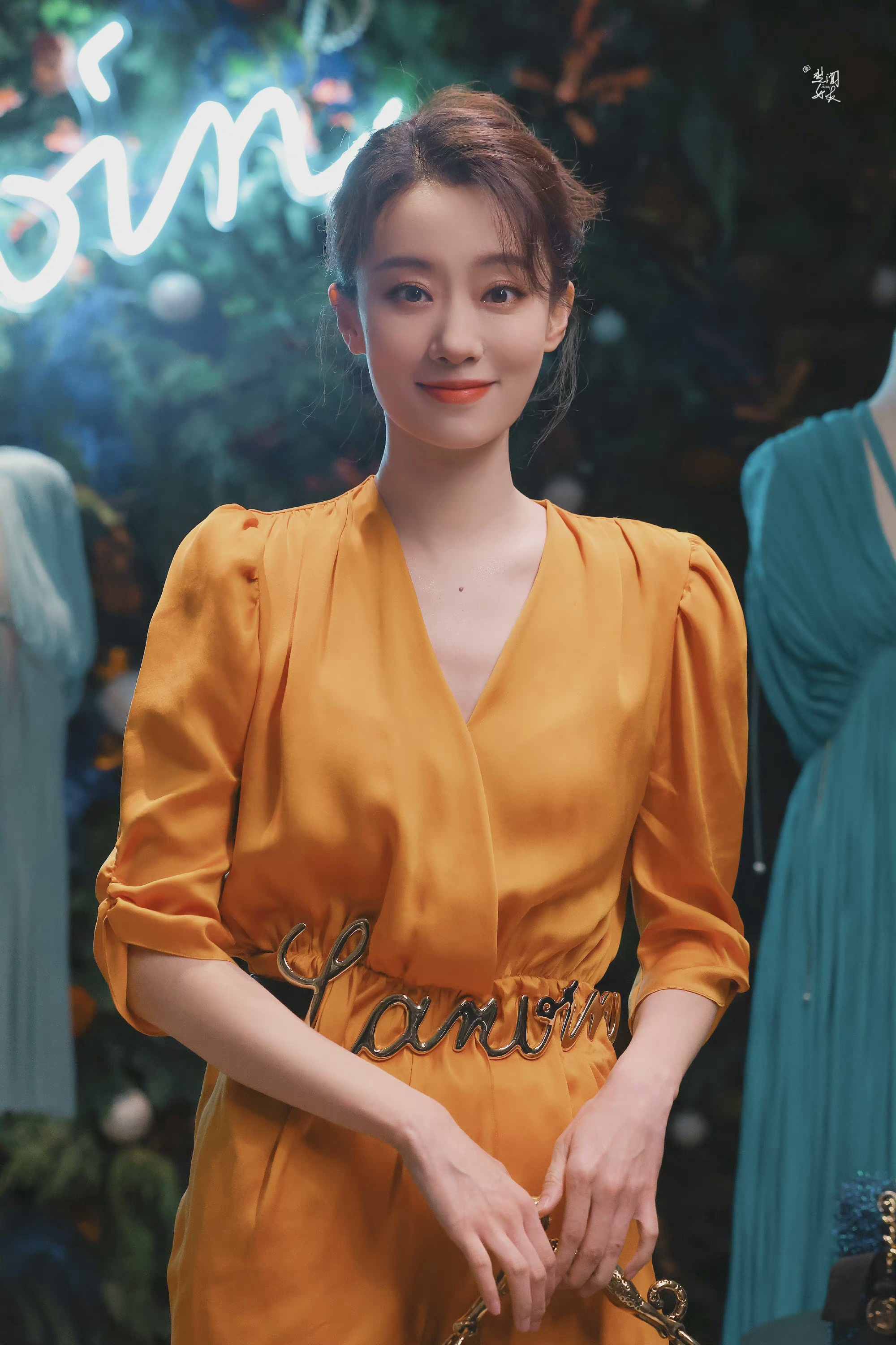 张小斐品牌活动橘色连衣裙出席明亮动人