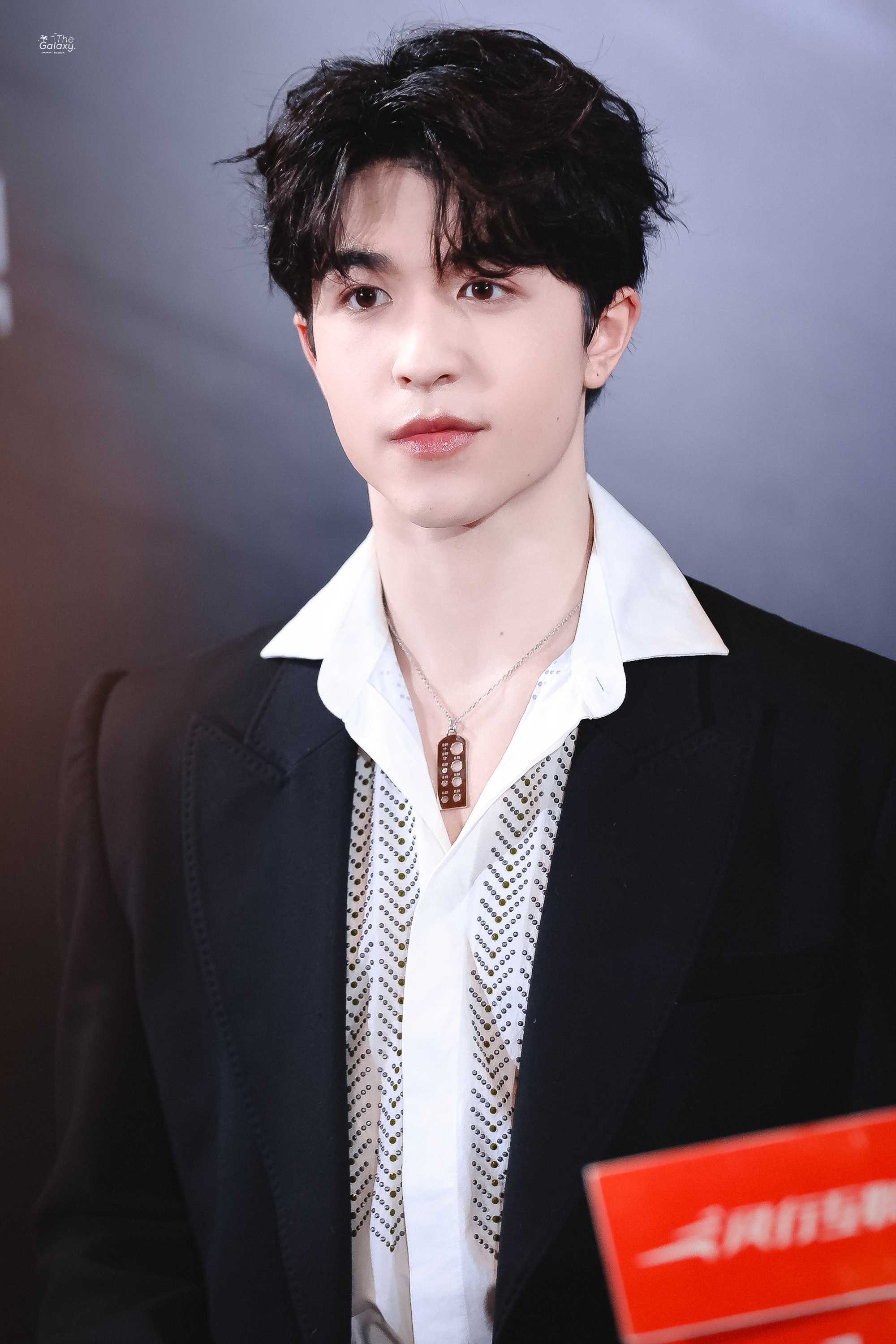 尹浩宇 红毯饭拍 黑西装搭配白色衬衫,帅哥就是要怼脸拍!