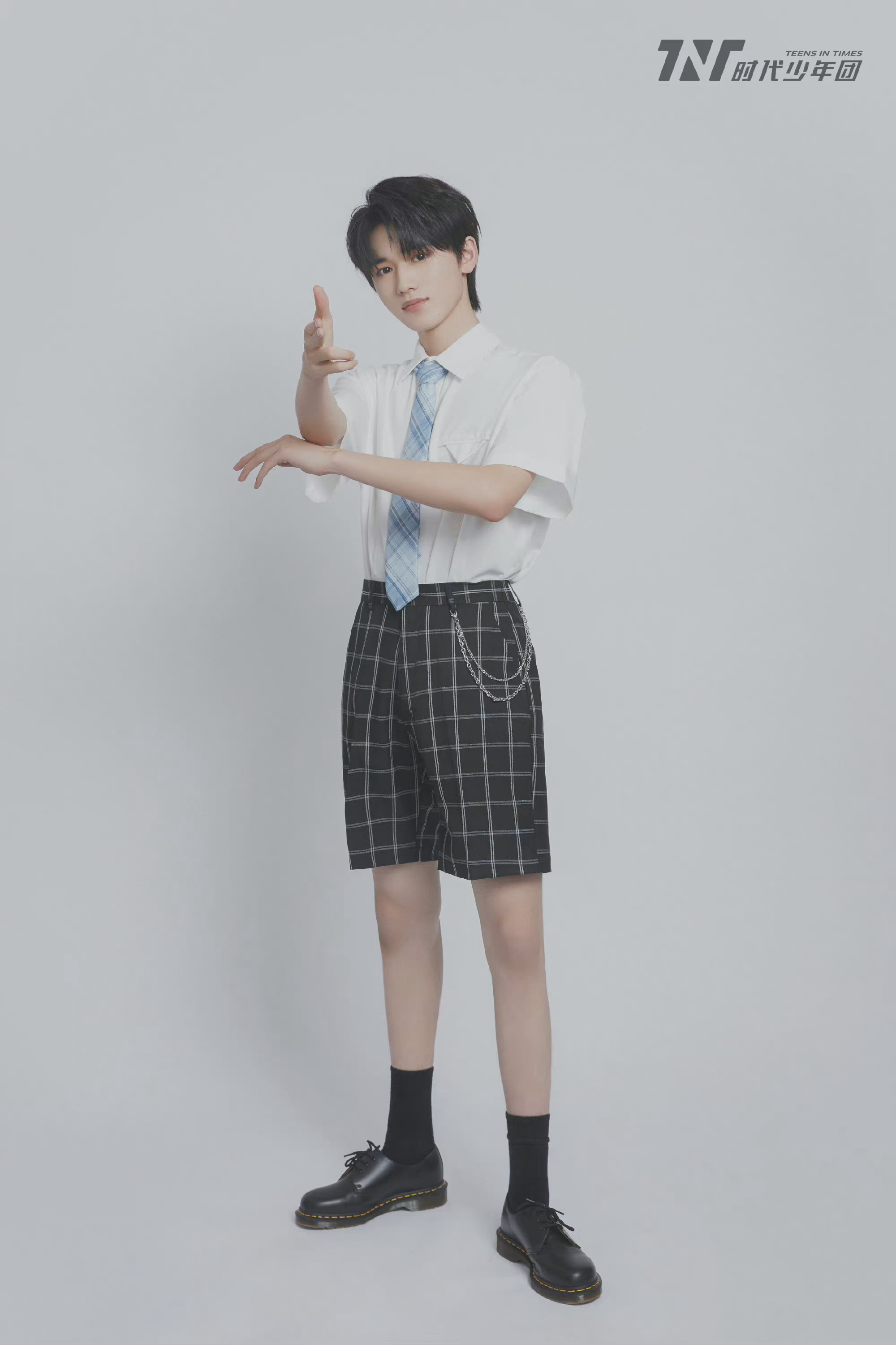 身穿白衬衫校服的少年,满满的青春气息啊