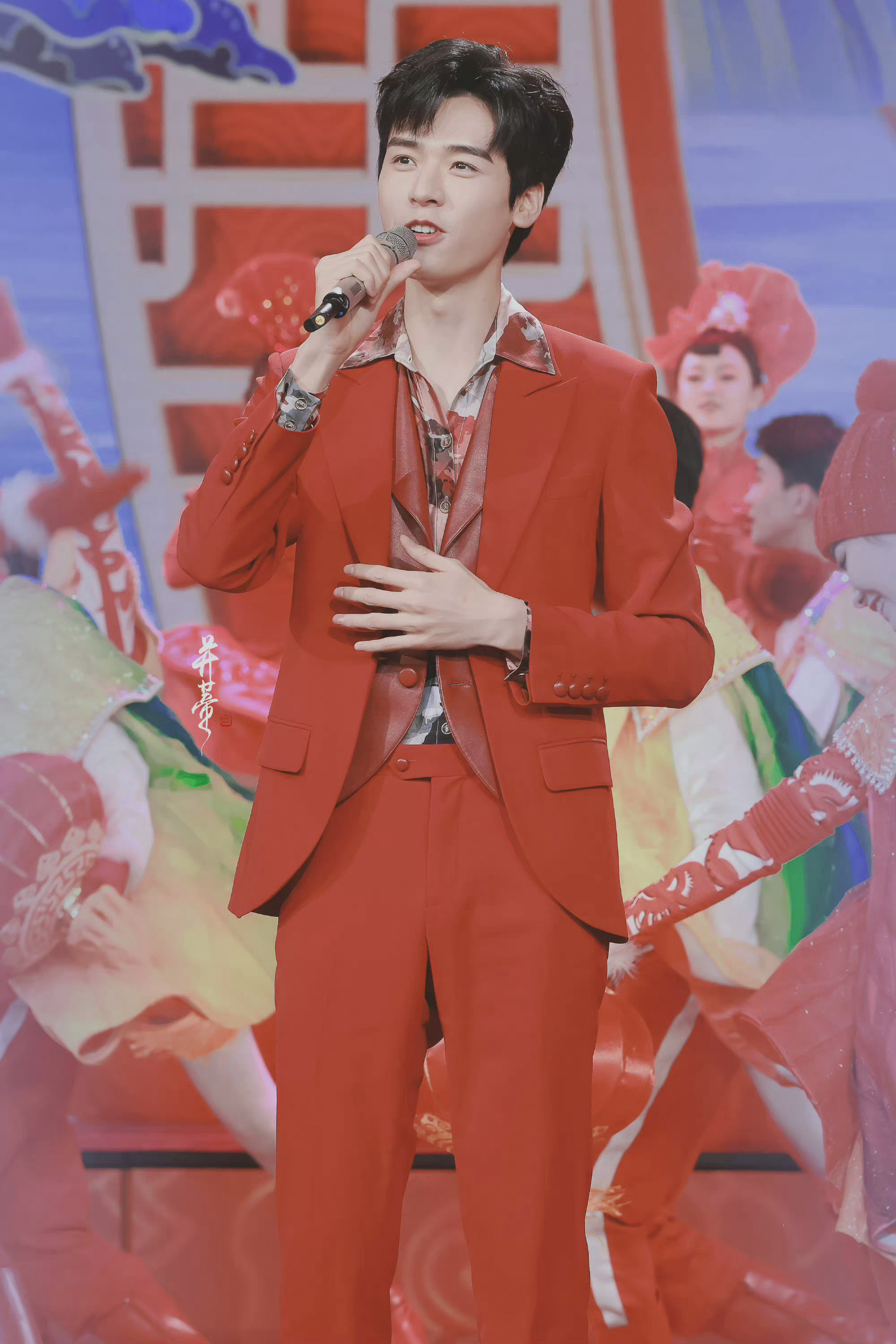 龚俊央视元宵晚会舞台饭拍图 身穿红色西装……_高清图集_新浪网