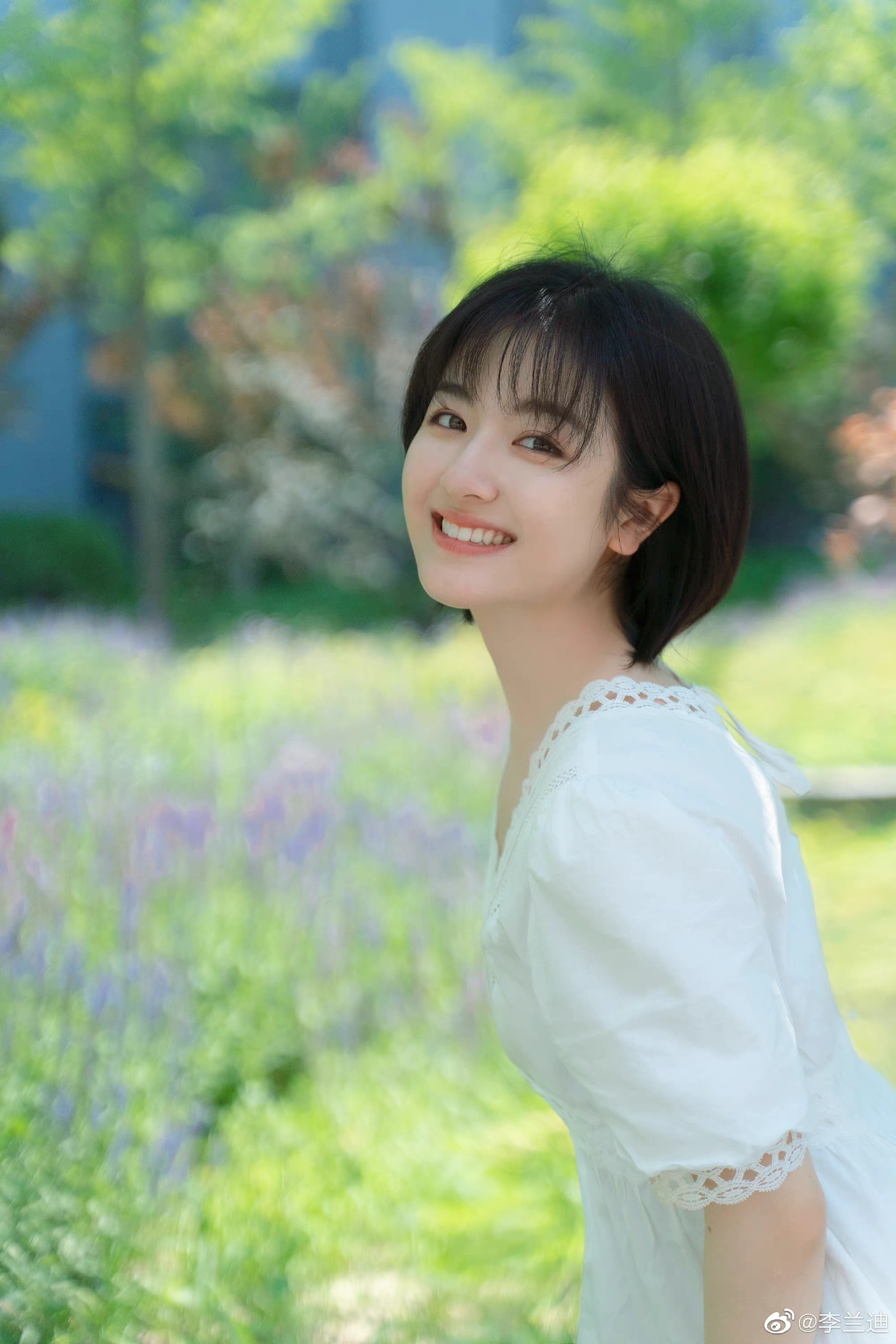 李兰迪分享随拍,白色连衣裙造型好治愈呀,氧气感满满