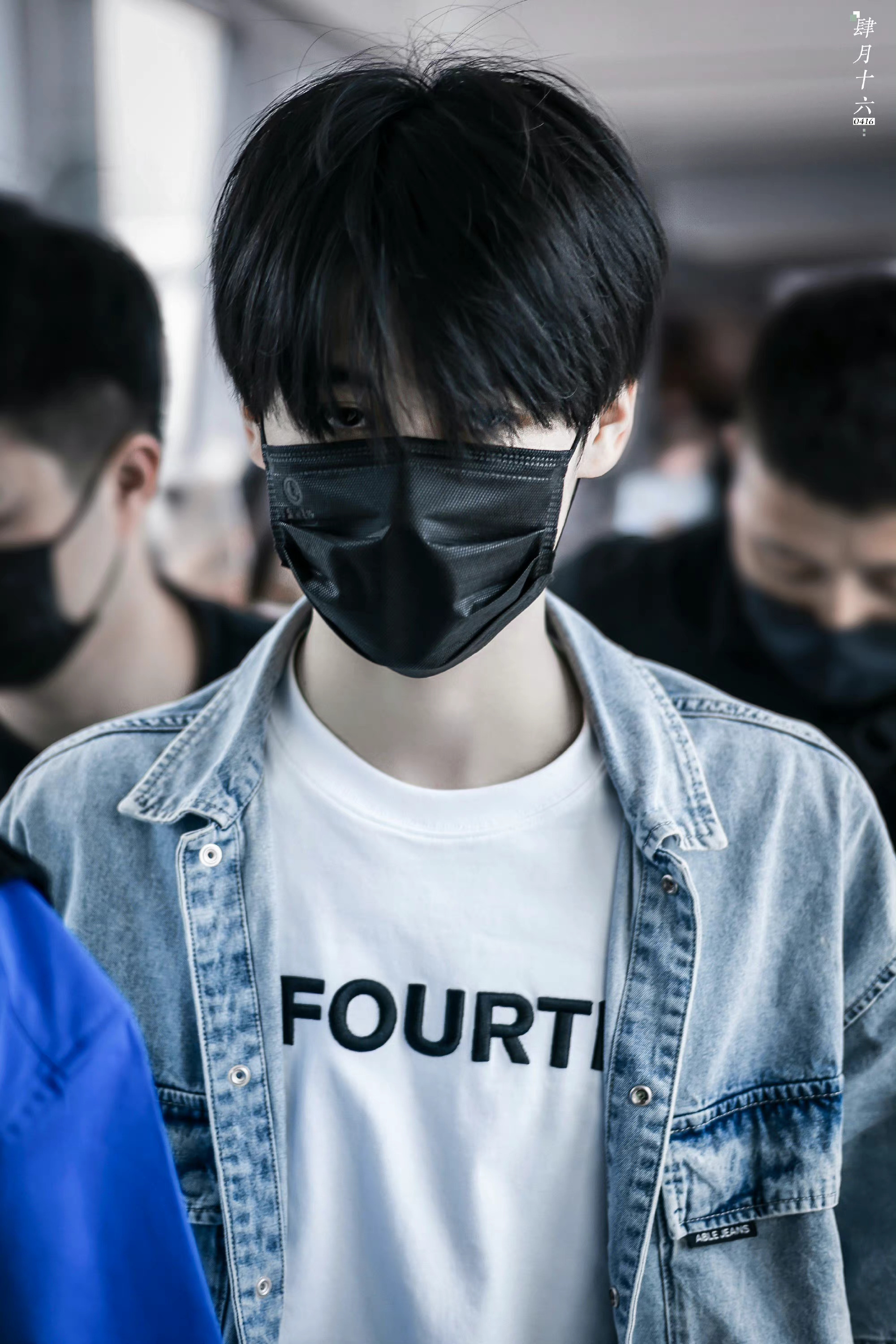 张真源今日机场饭拍牛仔外套白t恤少年感十足