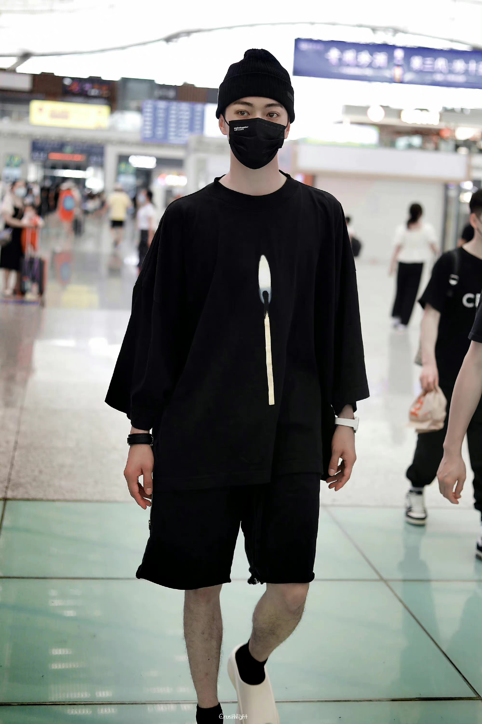 许凯机场全黑造型饭拍真的好帅一男的啊腿毛好性感