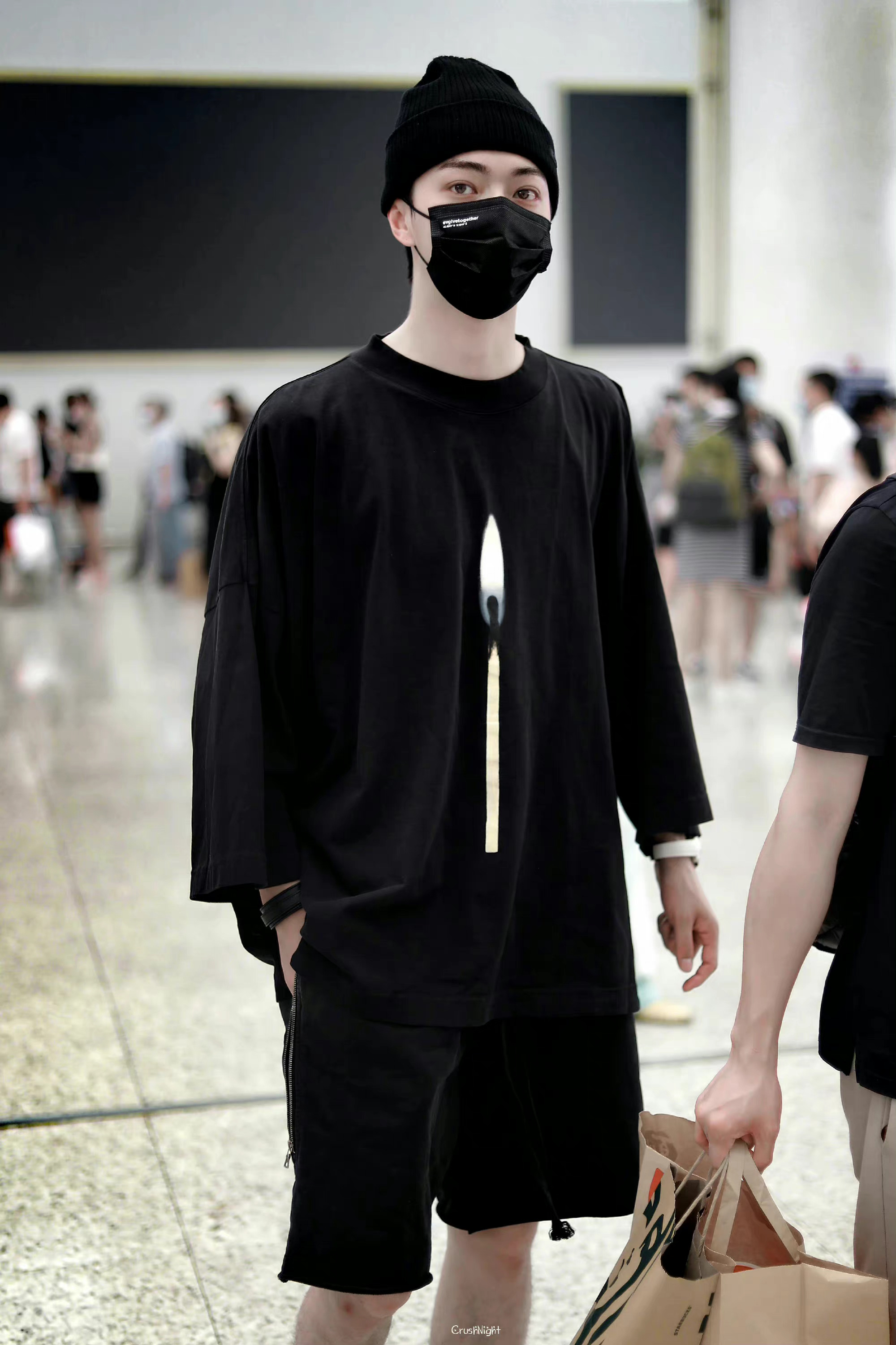 许凯机场全黑造型饭拍真的好帅一男的啊腿毛好性感