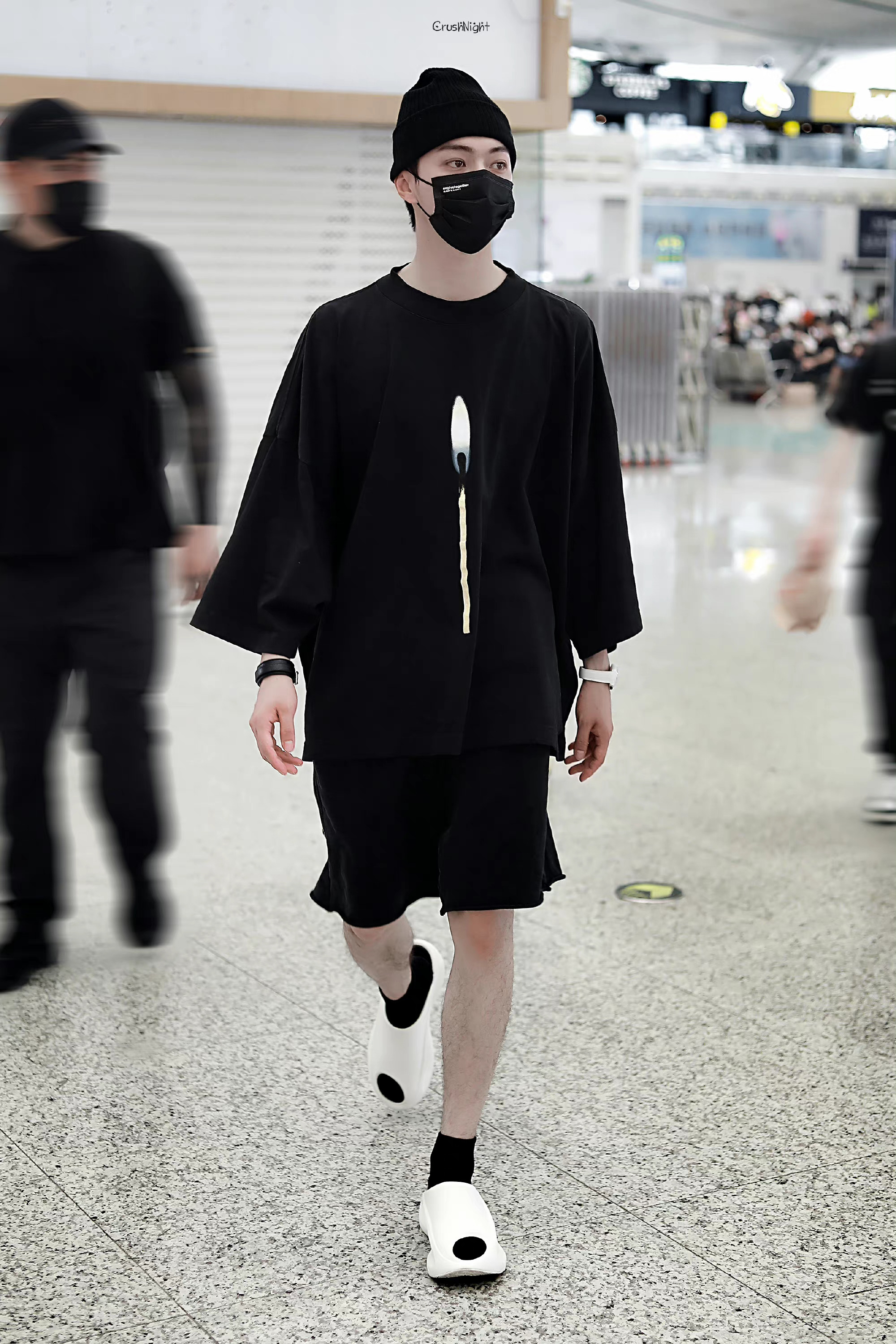 许凯机场全黑造型饭拍真的好帅一男的啊腿毛好性感