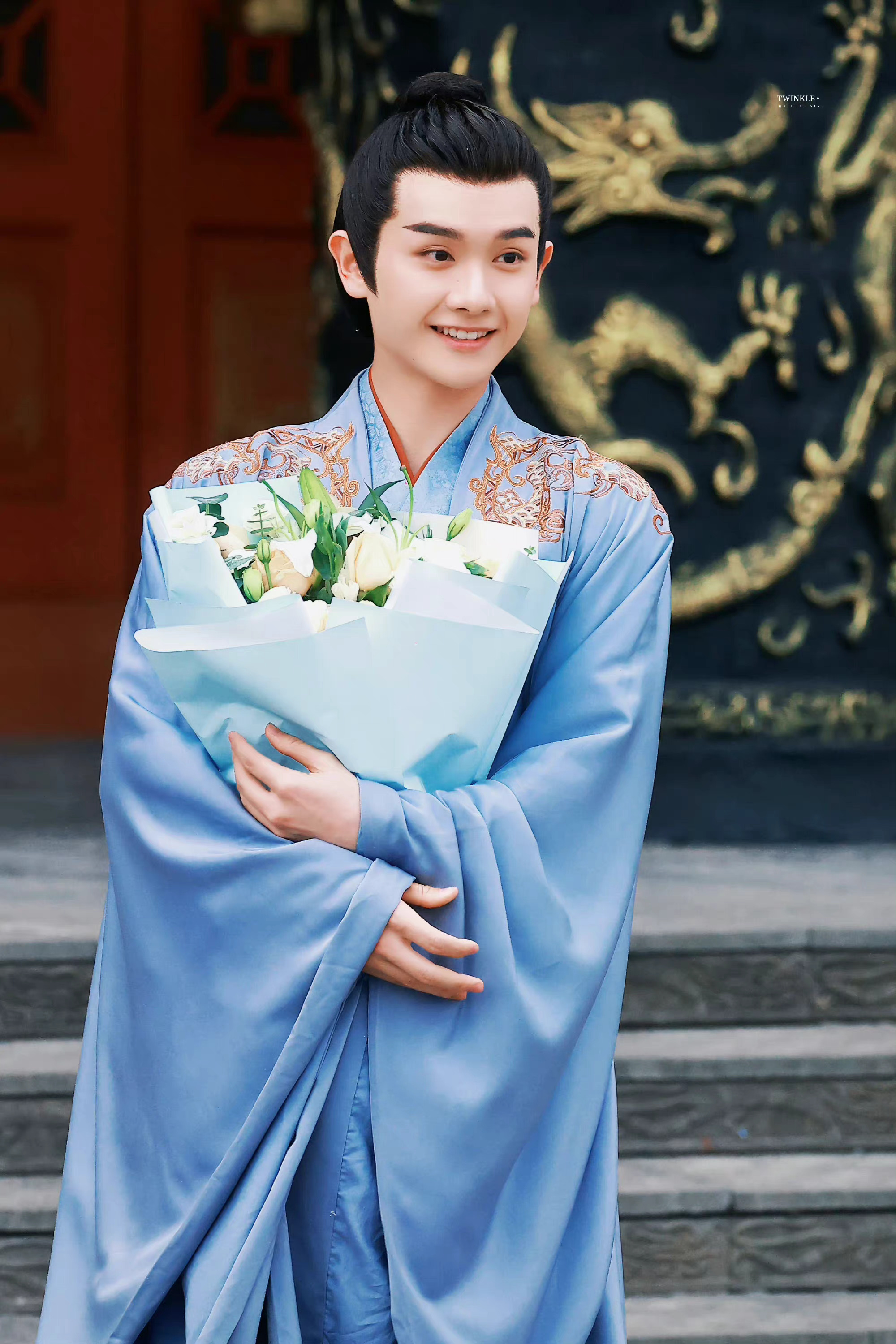 高卿尘新剧你好我们是欢喜天团杀青饭拍