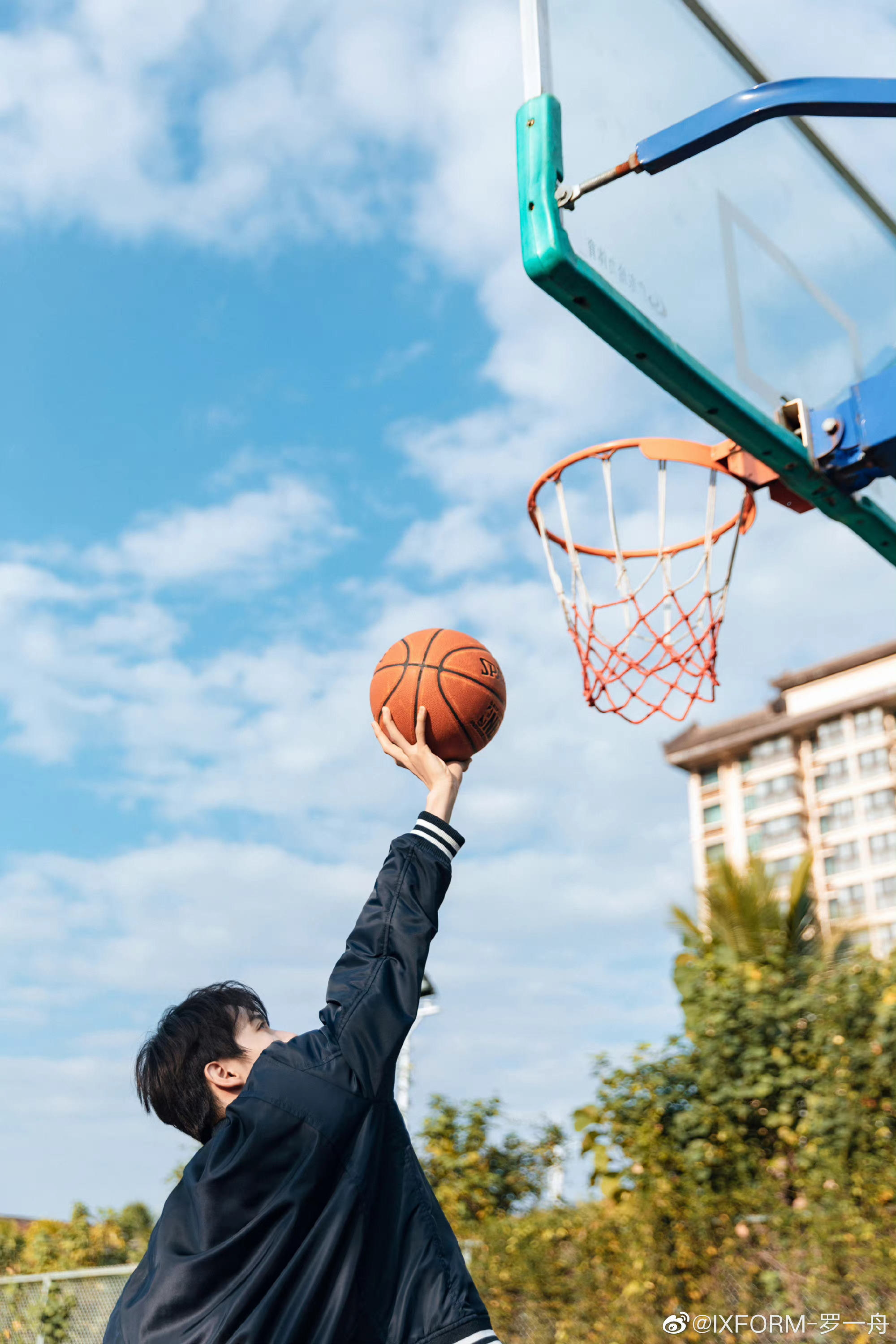 罗一舟打篮球live图上线!大长腿小船上线!阳光下的帅气少年__财经头条