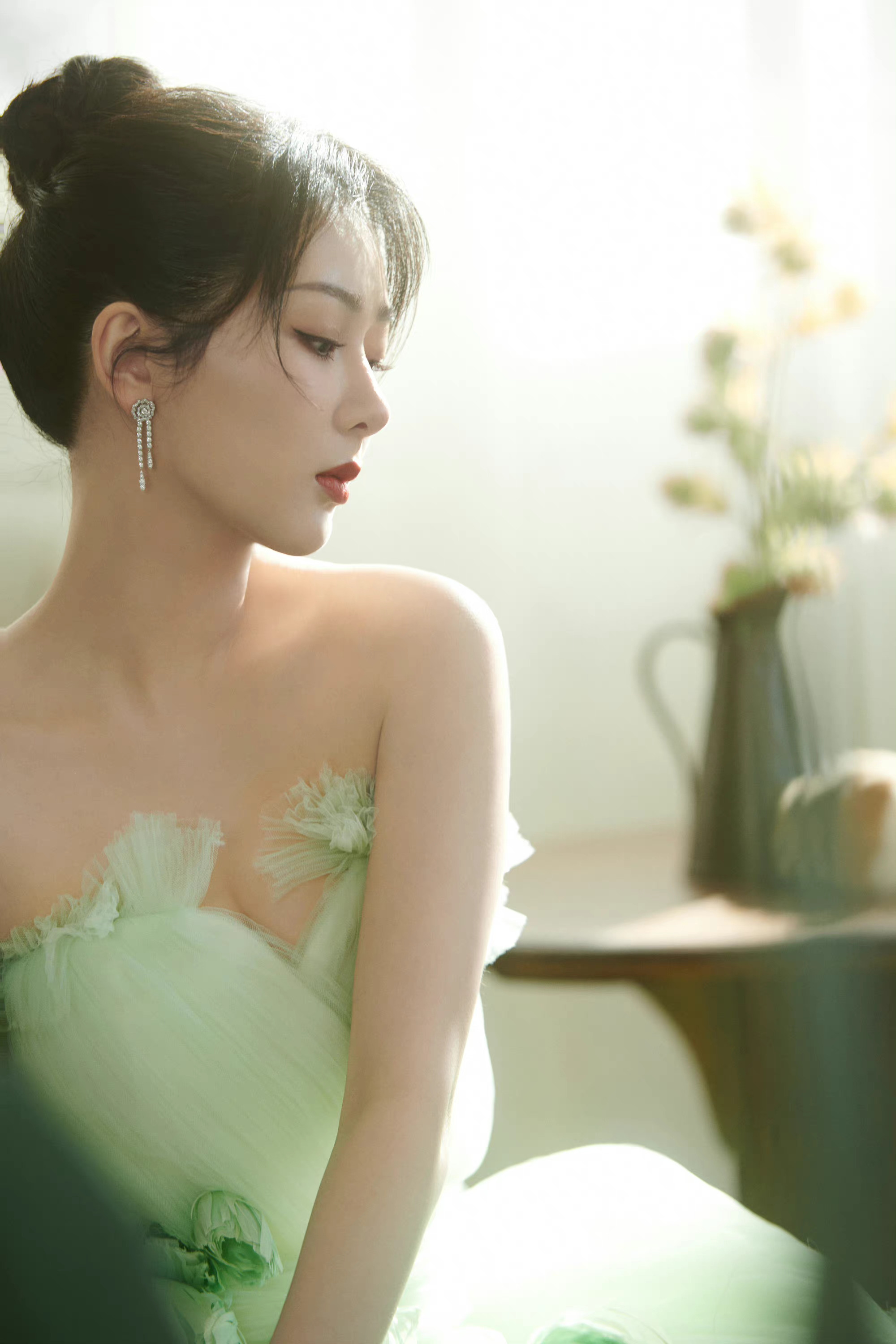 杨紫最新大片绿色立体花朵纱裙造型春意盎然温柔动人