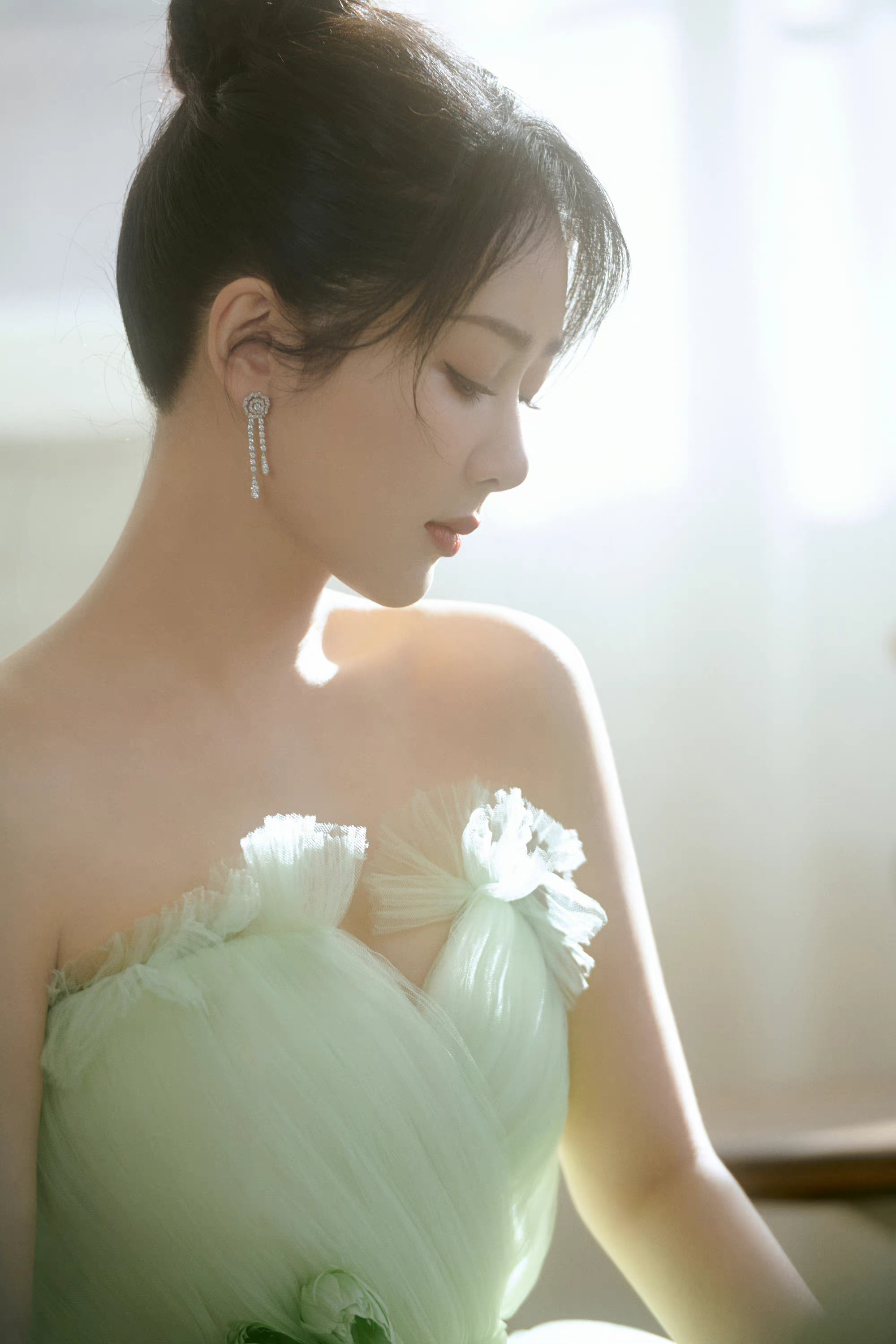 杨紫最新大片绿色立体花朵纱裙造型春意盎然温柔动人